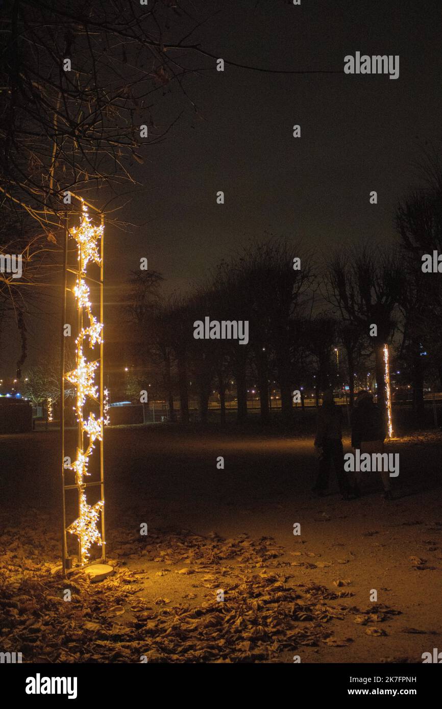 ©Maryne Djouri / Le Pictorium/MAXPPP - Maryne Djouri / Le Pictorium - 25/11/2021 - Frankreich / Ile-de-France / Ile-de-France - 'Les etoiles filantes'. Les eclairages de Noel dans le domaine national de Saint-Cloud dans les Hauts de seine pour 'Lumiere en seine'. / 25/11/2021 - Frankreich / Ile-de-France (Region) / Ile-de-France (Region) - 'Shooting Stars'. Weihnachtslichter im Nationalbereich von Saint-Cloud in der Hauts de seine für „Lumiere en seine“. Stockfoto