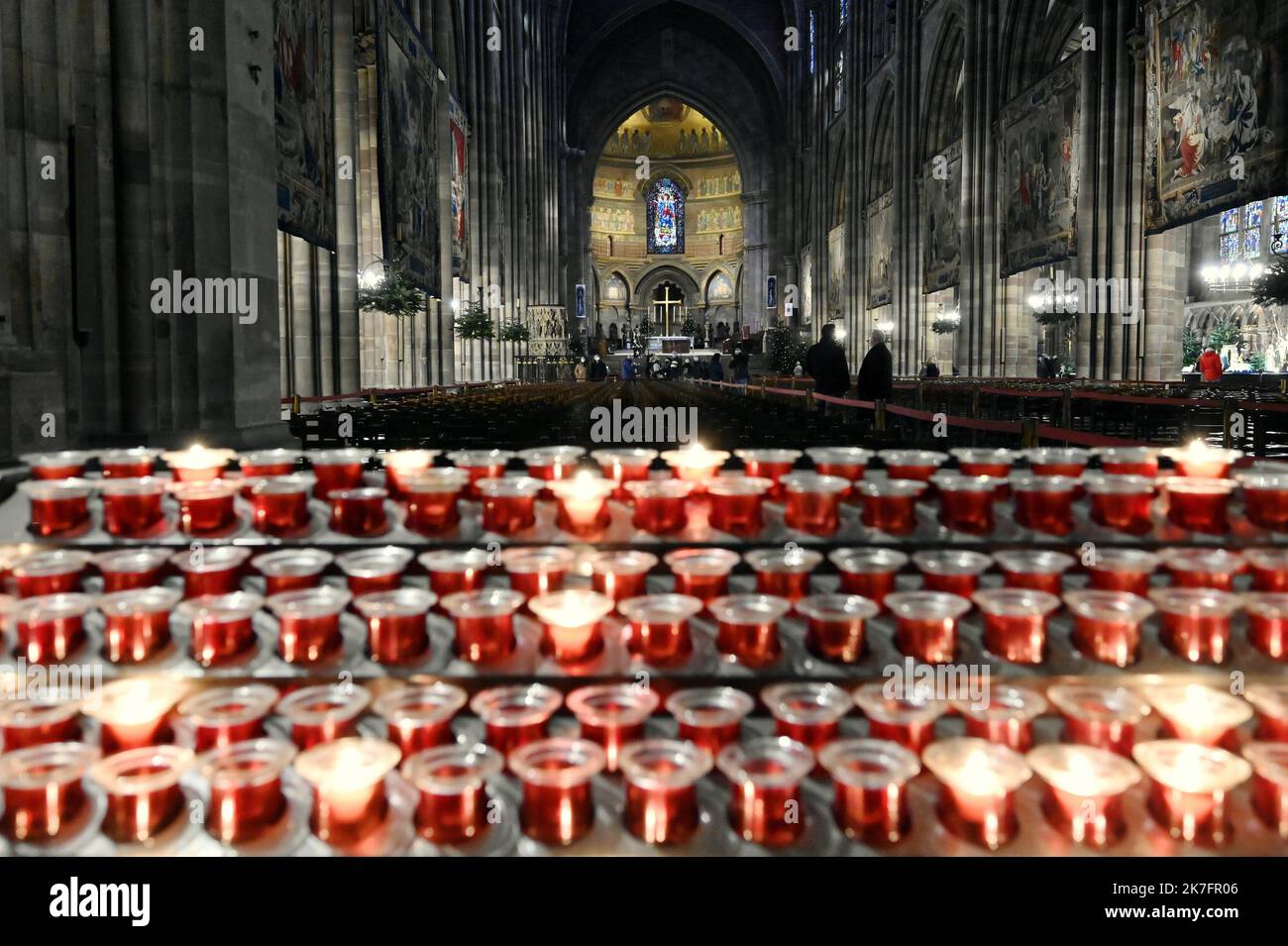 ©PHOTOPQR/L'EST REPUBLICAIN/ALEXANDRE MARCHI ; STRASBOURG ; 26/11/2021 ; CROYANCE - RELIGION CHRETIENNE - TRADITION - EGLISE CATHOLIQUE. Straßburg 26 novembre 2021. Des bougies allumées dans la cathédrale Notre-Dame de Strasbourg. FOTO Alexandre MARCHI. - Kathedrale von Straßburg Nov 26 2021 Stockfoto