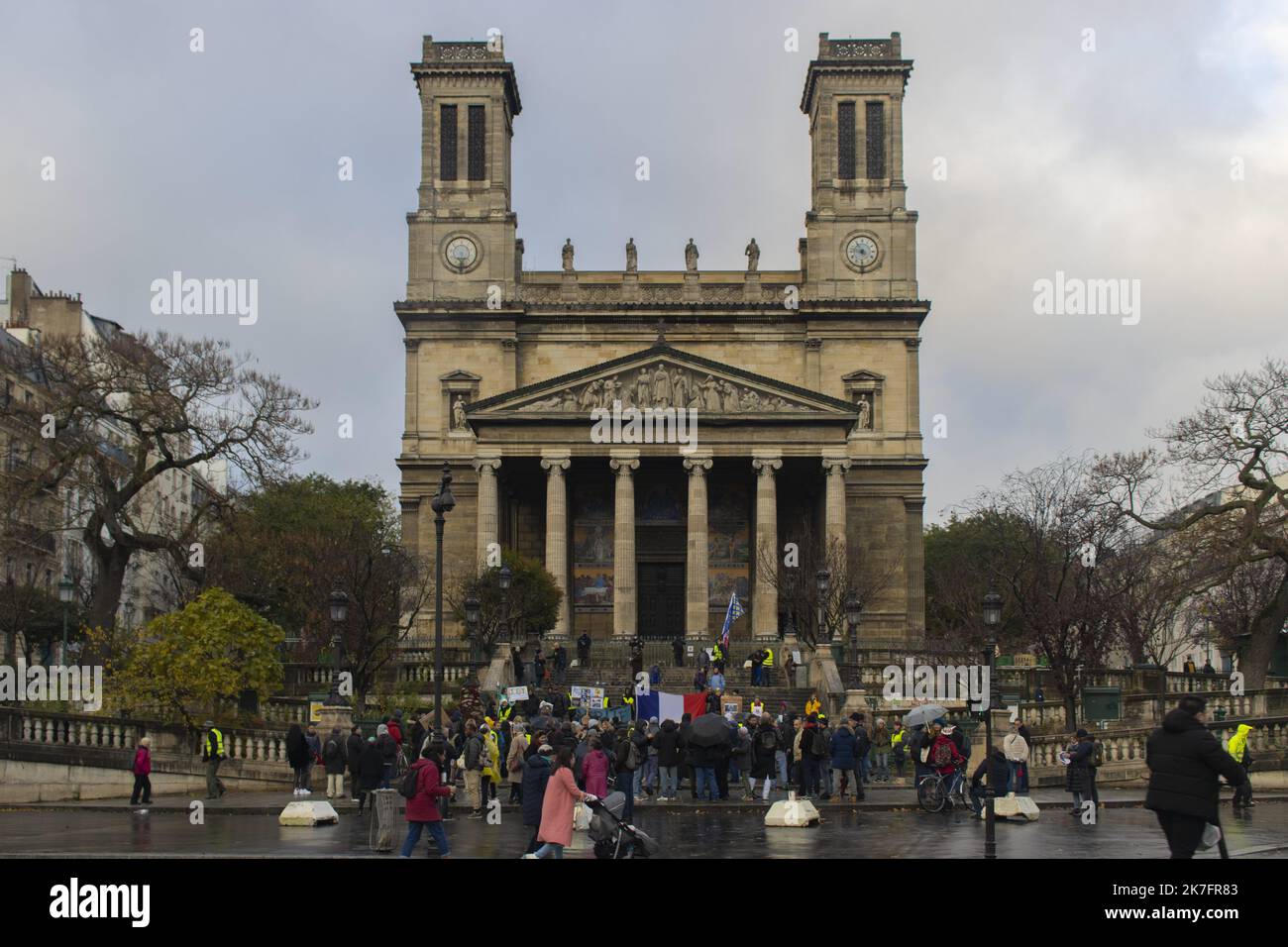 ©Maryne Djouri / Le Pictorium/MAXPPP - Maryne Djouri / Le Pictorium - 27/11/2021 - Frankreich / Ile-de-France / Paris - Manifestation contre le Pass Sanitaire a Paris. Le cortege est parti de la Place de la Bataille de Stalingrad et s'est termine sur la Place Franz Franz Franz Franz Franz Franz Franz Franz Franz Franz-Franz-Franz-Franz-von-Paul. / 27/11/2021 - Frankreich / Ile-de-France (Region) / Paris - Demonstration gegen den Gesundheitspass in Paris. Die Prozession begann am Place de la Bataille de Stalingrad und endete auf dem Place Franz Franz Franz Franz Franz-Franz-Franz-von-Paul vor der St. Vincent-de-Paul-Kirche. Stockfoto