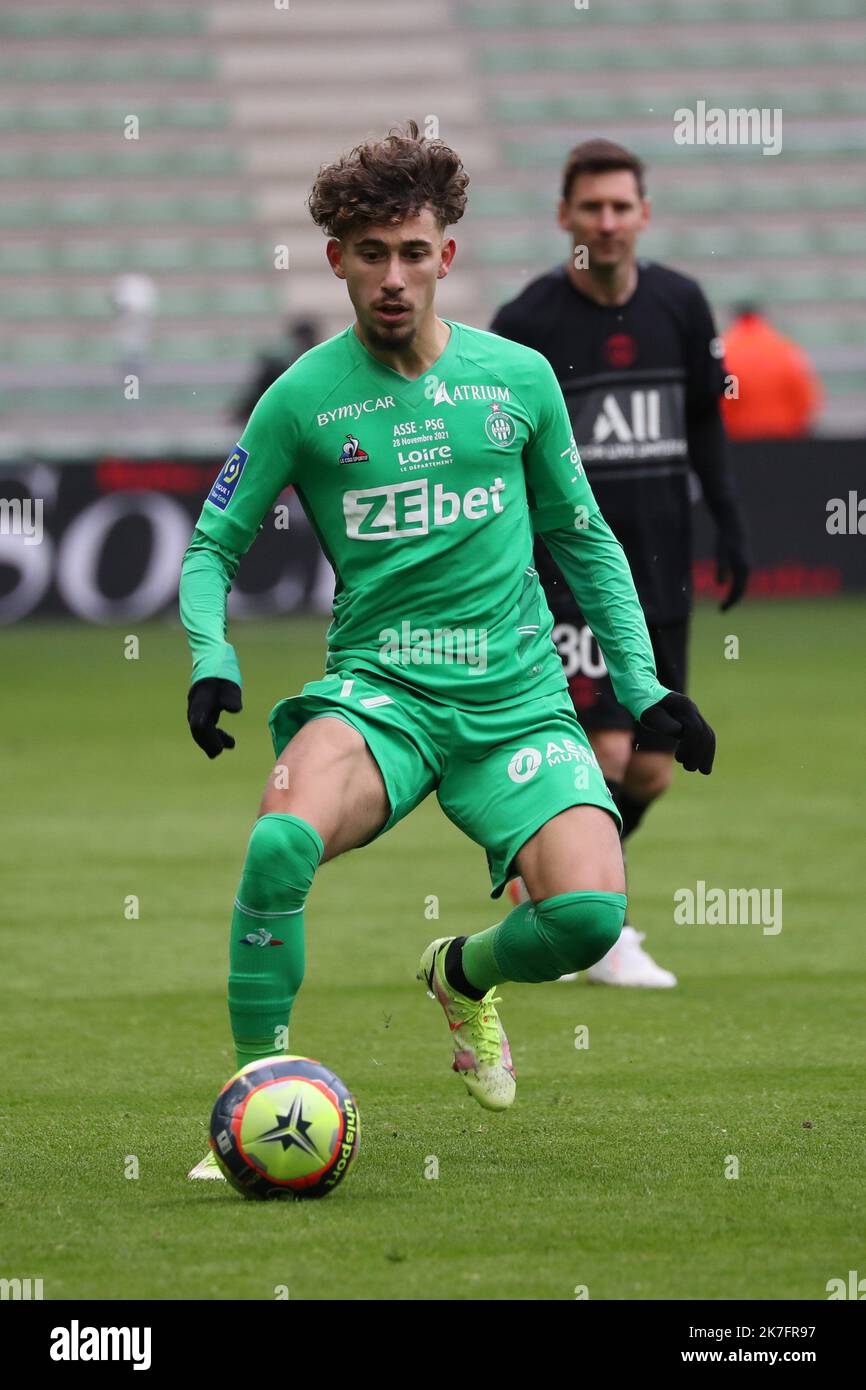 Thierry Larret/MAXPPP. Football Ligue 1 Uber Isst. Association Sportive de Saint-Etienne gegen Paris Saint Germain. Le 28 novembre 2021, Stade Geoffroy-Guichard, Saint-Etienne (42). Adil AOUCHICHE (ASSE) Stockfoto