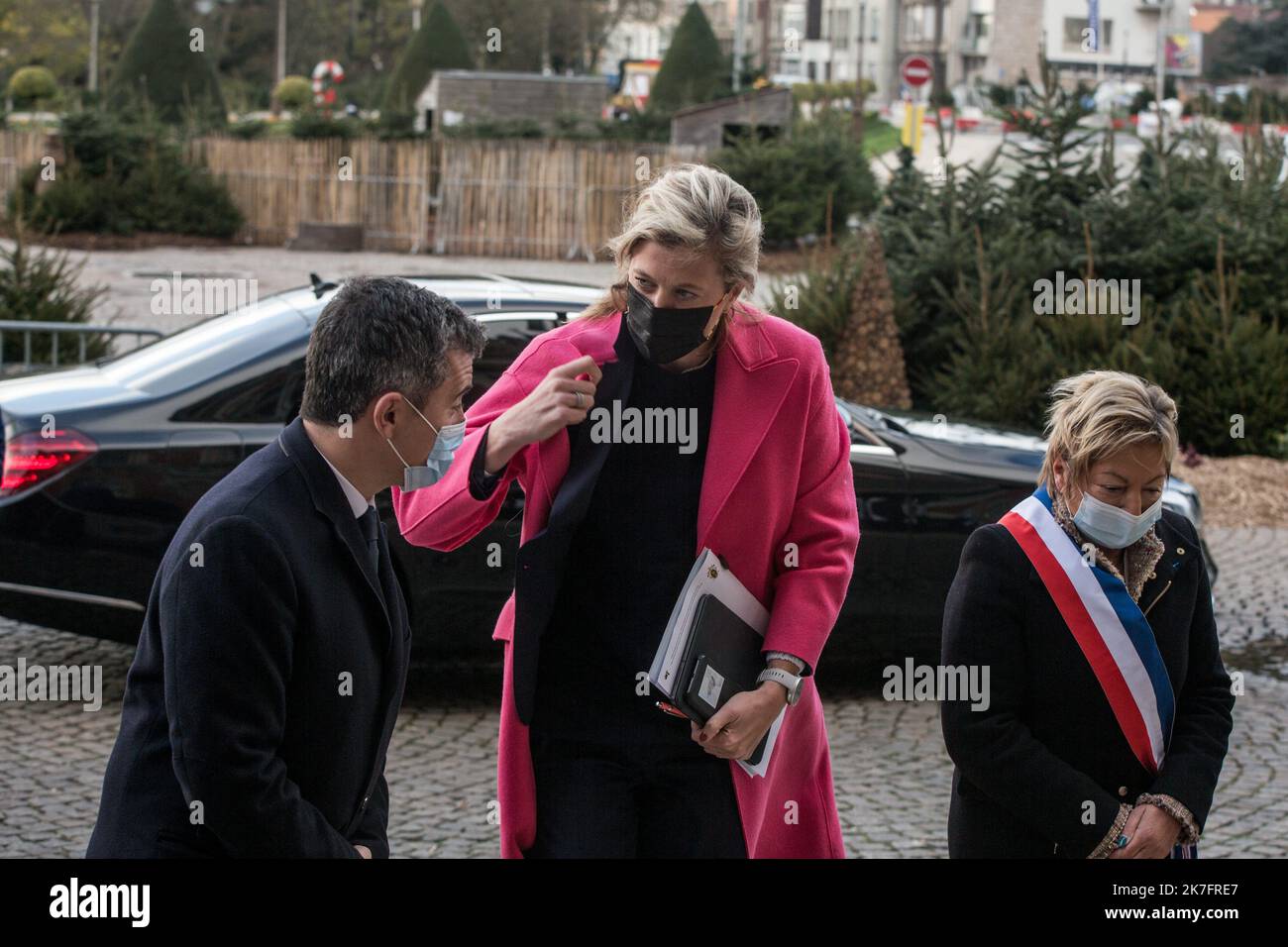 ©Michael Bunel / Le Pictorium/MAXPPP - Michael Bunel / Le Pictorium - 28/11/2021 - Frankreich / Haut de France / Calais - La maire de Calais, Natacha Bouchart et le Ministre de l'Interieur, Gerald Darmanin accueillent Annelies Verlinden, Ministre de l'Interieur Belge, Pour la Reunion intergouvernementale consacree a la lutte contre l'Immigration clandestine et les reseaux de passeurs. 28. November 2021. Calais, Frankreich / 28/11/2021 - Frankreich / Haut de France / Calais - die Bürgermeisterin von Calais, Natacha Bouchart, und der Innenminister, Gerald Darmanin, begrüßen Annelies Verlinden, die belgische Ministerin Stockfoto