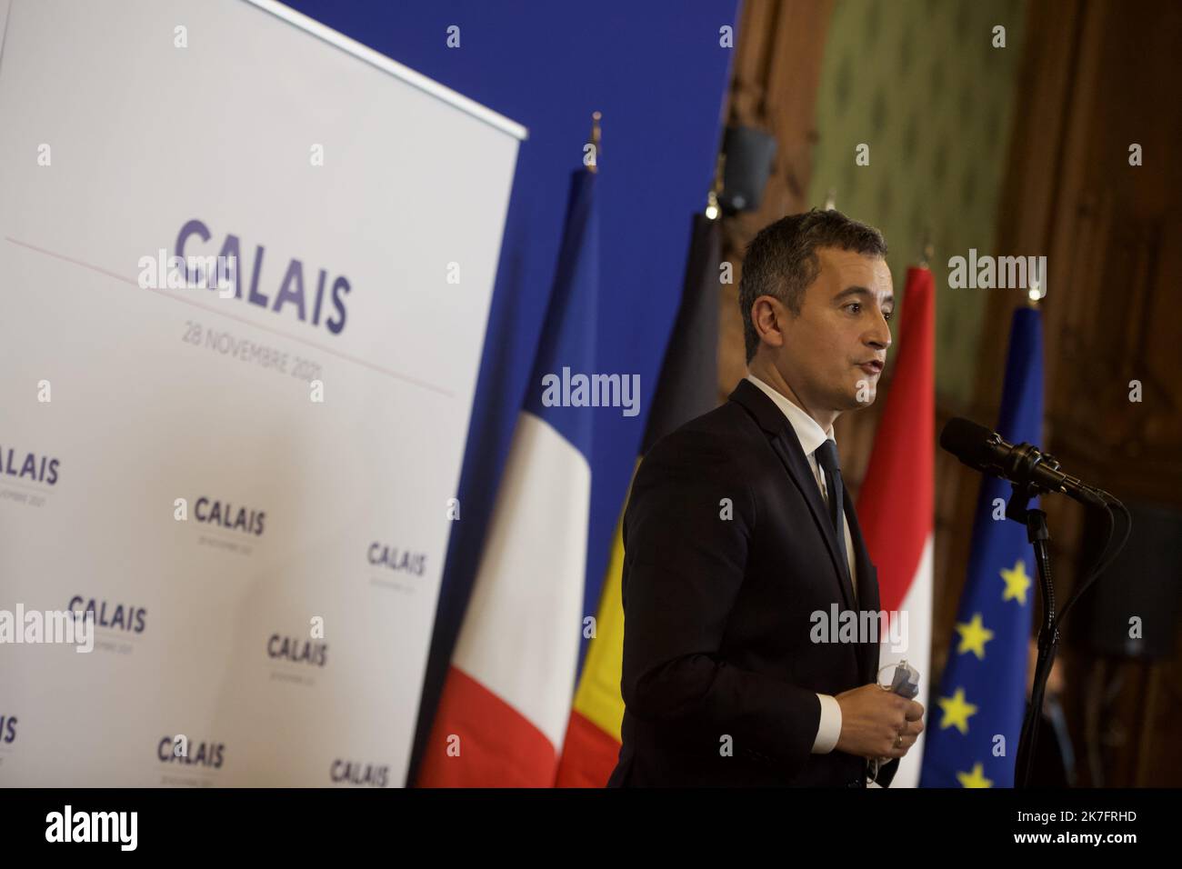 ©Michael Bunel / Le Pictorium/MAXPPP - Michael Bunel / Le Pictorium - 28/11/2021 - Frankreich / Haut de France / Calais - Conference de Presse du Ministre de l'Interieur, Gerald Darmanin en cloture de la Reunion intergouvernementale consacree a la lutte contre l'Immigration clandestine et les reseaux de passeurs. 28. November 2021. Calais, Frankreich / 28/11/2021 - Frankreich / Haut de France / Calais - Pressekonferenz des Innenministers Gerald Darmanin zum Abschluss des Regierungstreffens, das sich der Bekämpfung der illegalen Einwanderung und der Schmuggelnetze widmet. 28. November 2021. C Stockfoto