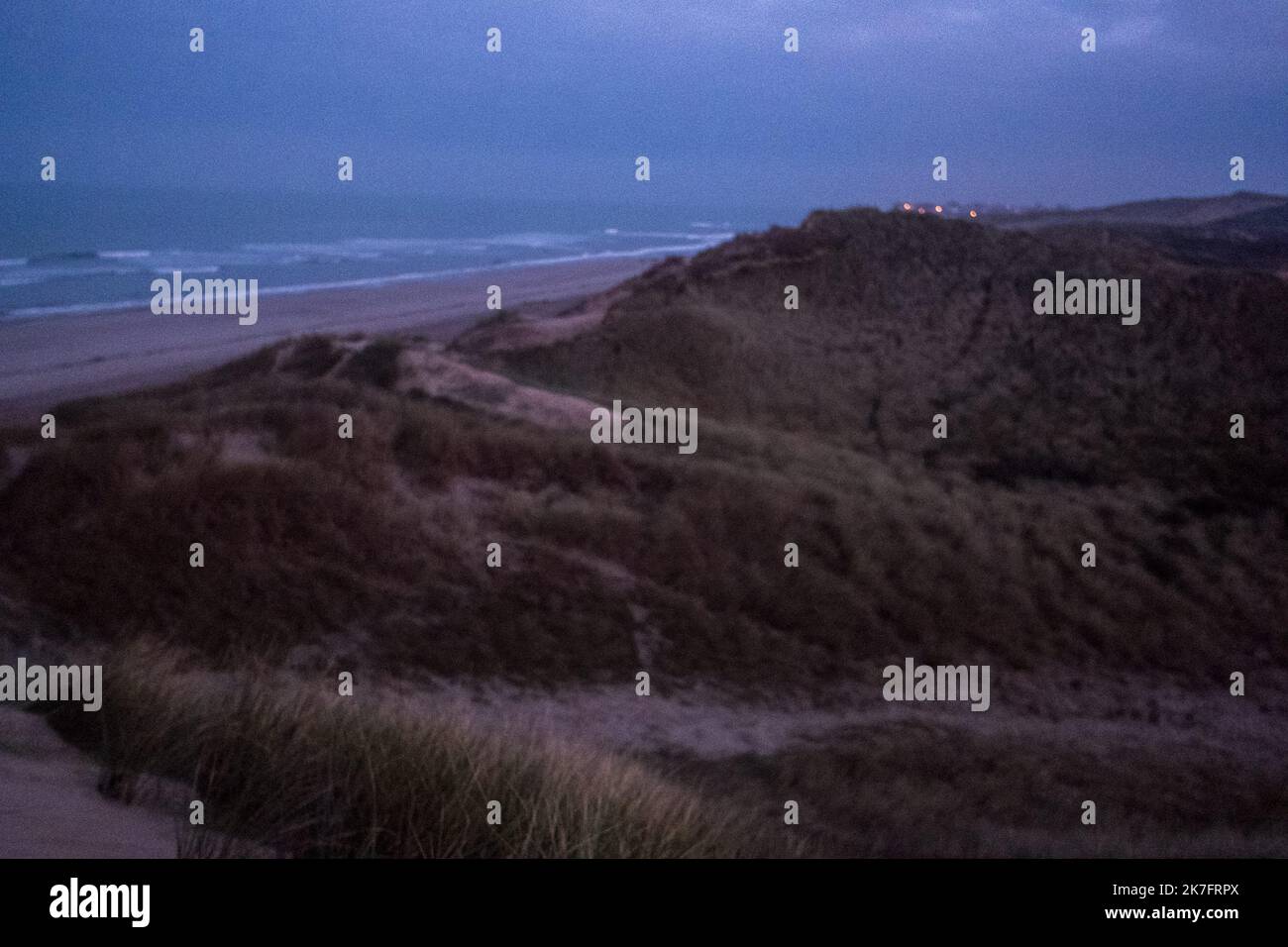 ©Michael Bunel / Le Pictorium/MAXPPP - Michael Bunel / Le Pictorium - 15/11/2021 - Frankreich / Haut de France / wimereux - Les Dunes du Slack pres de Wimereux. Selon la prefecture maritime 12 000 tentatives ont ete effectue entre janvier et juillet 2021 dernier. En comparaison en 2019, 2294 tentatives ont ete enregistrees. 17. November 2021. Wimereux / 15/11/2021 - Frankreich / Haut de France / ? wimereux ? - Die Slack-Dünen bei Wimereux. Nach Angaben der maritimen Präfektur wurden zwischen Januar und Juli 2021 zuletzt 12.000 Versuche unternommen. Im Vergleich dazu wurden im Jahr 2019 2294 Versuche verzeichnet. November 17, Stockfoto