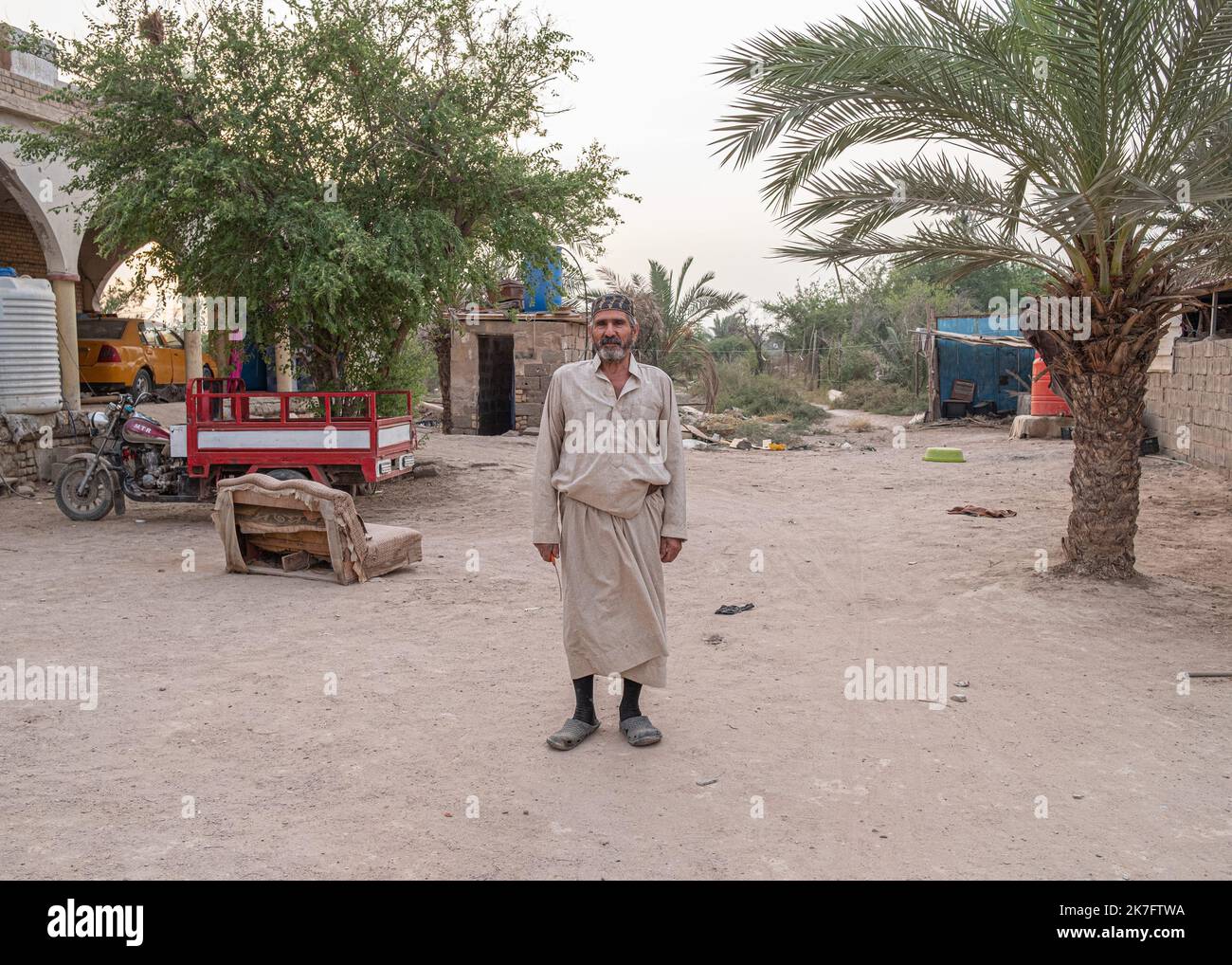 ©Sadak Souici / Le Pictorium/MAXPPP - Sadak Souici / Le Pictorium - 29/10/2021 - Irak / Bassora - Ahmed Salman, un Agriculteur installe sur des terres en aval du Chat Al-Arab. « Tout a commence avec les Barrages construits par l'Iran sur le fleuve Karoun » indique l'homme. 80% des Ressourcen hydriques de l'Irak proviennent de ses voisins, au Premier Rang desquels la Turquie et l'Iran. Irak : A Bassora, crises climatique et politique empoisonnent la Population on l'appelait autrefois la 'Venise du Moyen-Orient'. Confrontee aujourd'hui au rechauffement climatique, aux barrages des pays frontali Stockfoto