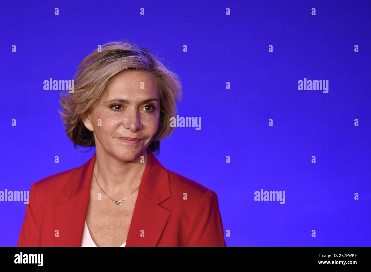 ©Julien Mattia / Le Pictorium/MAXPPP - Julien Mattia / Le Pictorium - 4/12/2021 - Frankreich / Ile-de-France / Paris - Valerie Pecresse est arrivee en tete des votes de militants ce samedi 4 decembre 2021 et decroche donc l'Investiture des 2publicains a l'election presidentielle de 2022. Elle a assez largement battu Eric Ciotti. / 4/12/2021 - Frankreich / Ile-de-France (Region) / Paris - Valerie Pecresse hat am Samstag, den 4. Dezember 2021, die Stimmen der Militanten überstiegen und gewinnt damit die Nominierung der 2publicans für die Präsidentschaftswahl 2022. Sie hat Eric Ciotti weitgehend geschlagen. Stockfoto