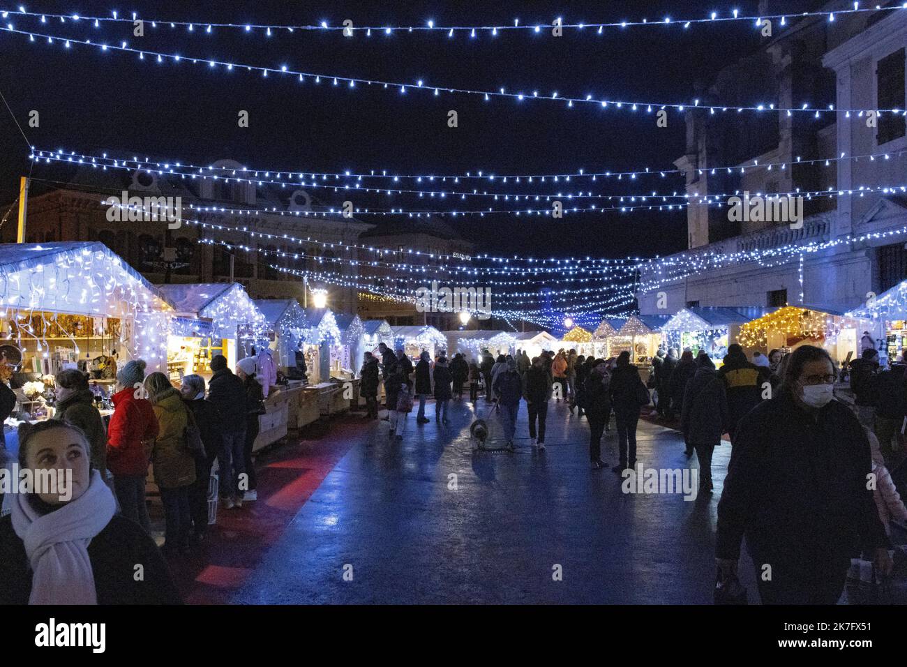 ©Maryne Djouri / Le Pictorium/MAXPPP - Maryne Djouri / Le Pictorium - 3/12/2021 - Frankreich / Rhone Alpes / Annecy - Le Marche de Noel d'Annecy avec ses stands. Les Marches de Noel sont menaces par la 5eme Vague de la Covid en france. / 3/12/2021 - Frankreich / Rhone Alpes / Annecy - der Weihnachtsmarkt von Annecy mit seinen Ständen. Die Weihnachtsmärkte sind von der Covid-Welle 5. in Frankreich bedroht. Stockfoto