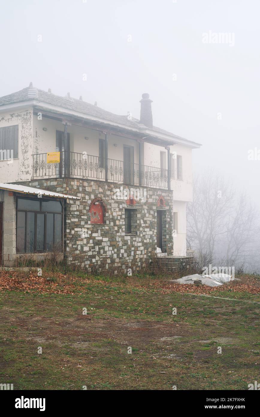 ©Pierre Berthuel / Le Pictorium/MAXPPP - Pierre Berthuel / Le Pictorium - 4/12/2021 - Grece / pelion / volos - La Station de Ski du Pelion a ete cree a l'Initiative du Club alpin hellenique de Volos en 1967, lorsque a commence son Exploitation avec le Premier telephérique. Depuis 1997, la Societe de Developpement de Magnesia S.A. (ANEM S.A.) und verantwortlich für die SA-Gestion. Depuis 2008, la societe Kentavron Oros S.A., qui regroupe l'Ensemble des collectivites territoriales, gere le developement et l'Exploitation du Centre de Ski. L'Installation d'une telecabine (ascenseur) est soutenue par l Stockfoto