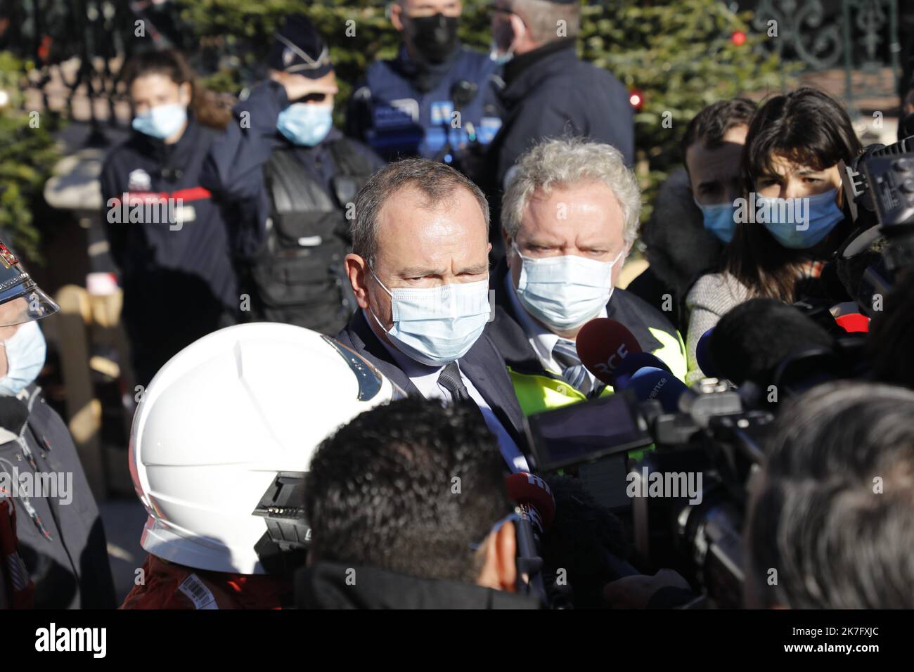 ©PHOTOPQR/LA PROVENCE/david Rossi ; Sanary ; 07/12/2021 ; Effondament d'un immeuble à Sanary - Gebäude bricht nach Explosion in Südfrankreich zusammen – ein Toter, zwei vermisst nach Gebäudeeinsturz in Südfrankreich Ein dreistöckiges Gebäude im Hafenviertel Sanary-sur-Mer, in der Nähe von Toulon, stürzte nach einer Explosion in den frühen Morgenstunden des Dienstagmorgens ein. Stockfoto