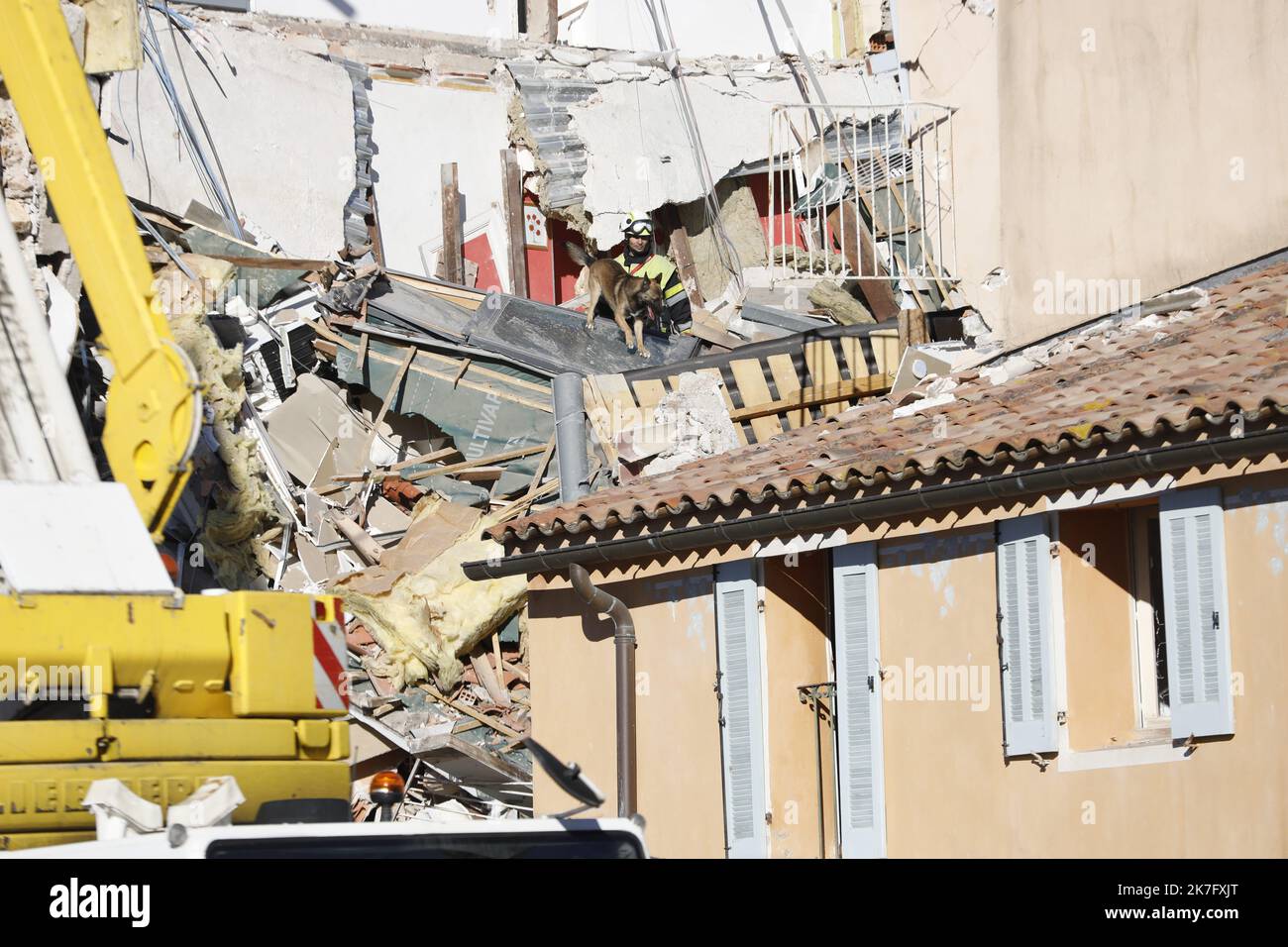 ©PHOTOPQR/LA PROVENCE/david Rossi ; Sanary ; 07/12/2021 ; Effondament d'un immeuble à Sanary - Gebäude bricht nach Explosion in Südfrankreich zusammen – ein Toter, zwei vermisst nach Gebäudeeinsturz in Südfrankreich Ein dreistöckiges Gebäude im Hafenviertel Sanary-sur-Mer, in der Nähe von Toulon, stürzte nach einer Explosion in den frühen Morgenstunden des Dienstagmorgens ein. Stockfoto