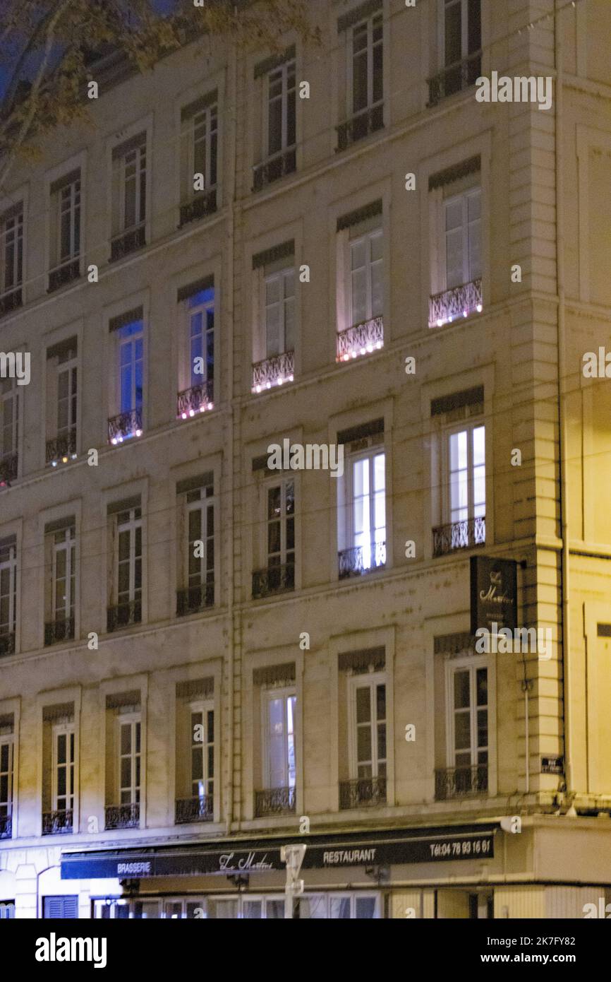 ©Maryne Djouri / Le Pictorium/MAXPPP - Maryne Djouri / Le Pictorium - 8/12/2021 - Frankreich / Rhone Alpes / Lyon - Les Habitants de Lyon, pour l'occasion de la Premiere soiree de la fete des lumieres mettent des bougies devant leurs fenetres. / 8/12/2021 - Frankreich / Rhone Alpes / Lyon - die Einwohner von Lyon haben anlässlich des ersten Abends des Lichterfestes Kerzen vor ihre Fenster gestellt. Stockfoto