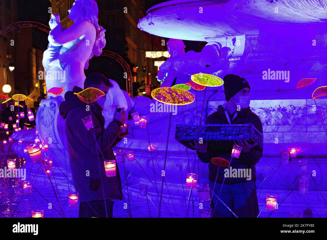 ©Maryne Djouri / Le Pictorium/MAXPPP - Maryne Djouri / Le Pictorium - 8/12/2021 - Frankreich / Rhone Alpes / Lyon - Sur la Place des Jacobins, l'Animation ' Les Lumignons du Coeur' en Hommage a tous les etudiants de Lyon a l'occasion de la Fete des lumieres / 8/12/2021 - Frankreich / Rhone Alpes / Lyon - auf dem Place des Jacobins, Die Animation 'Les Lumignons du Coeur' als Hommage an alle Studenten von Lyon anlässlich des Festivals der Lichter Stockfoto