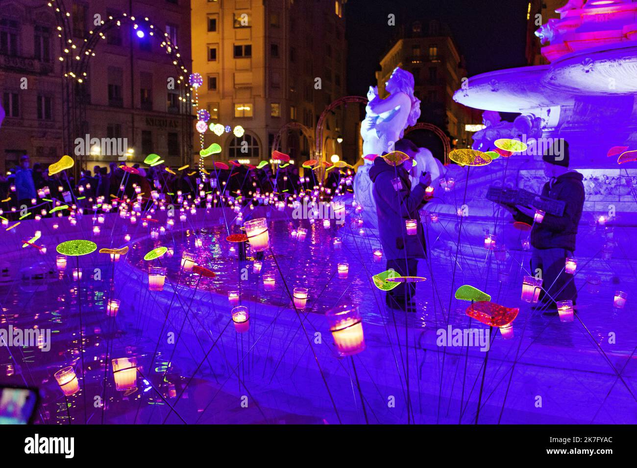 ©Maryne Djouri / Le Pictorium/MAXPPP - Maryne Djouri / Le Pictorium - 8/12/2021 - Frankreich / Rhone Alpes / Lyon - Sur la Place des Jacobins, l'Animation ' Les Lumignons du Coeur' en Hommage a tous les etudiants de Lyon a l'occasion de la Fete des lumieres / 8/12/2021 - Frankreich / Rhone Alpes / Lyon - auf dem Place des Jacobins, Die Animation 'Les Lumignons du Coeur' als Hommage an alle Studenten von Lyon anlässlich des Festivals der Lichter Stockfoto