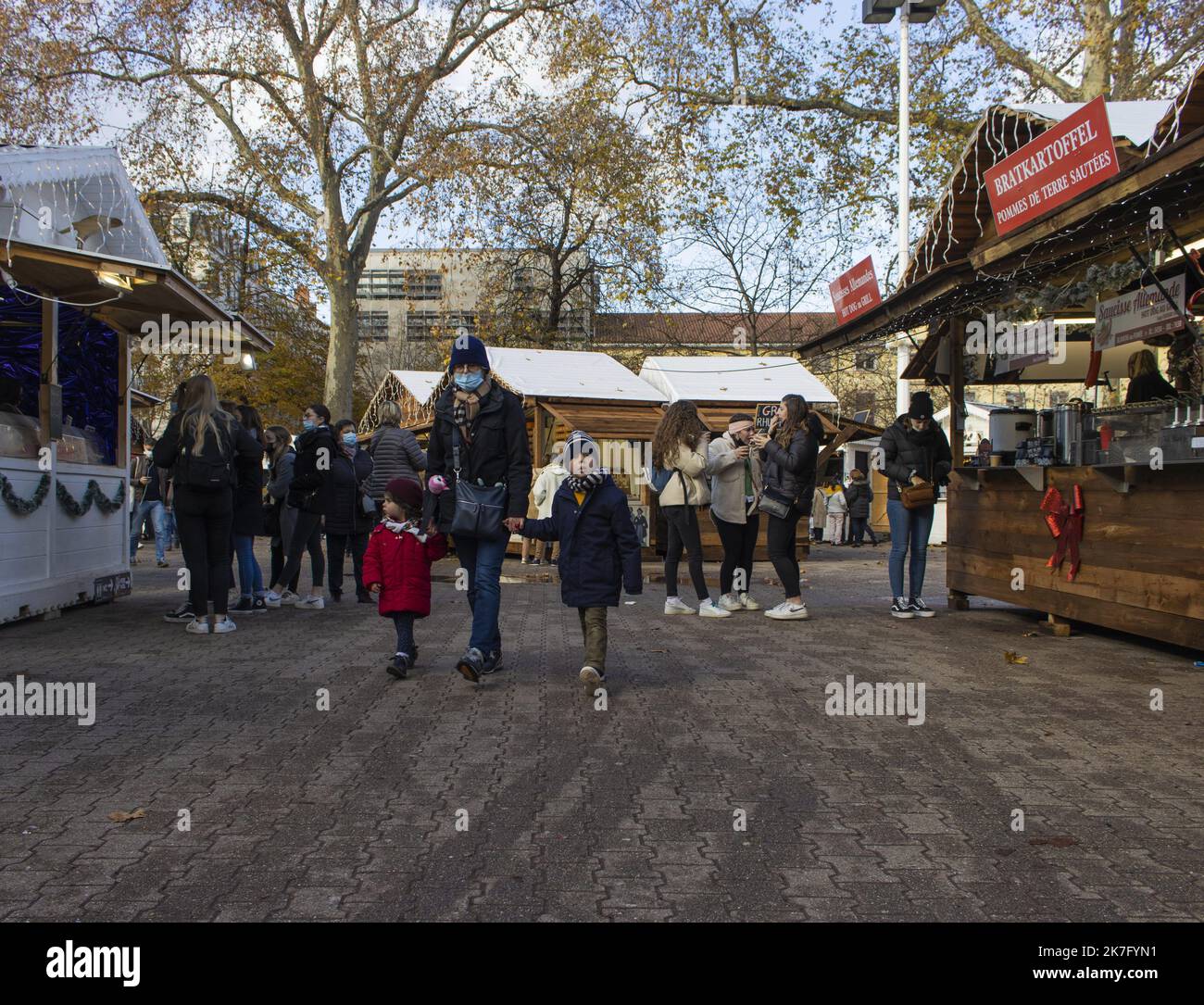 ©Maryne Djouri / Le Pictorium/MAXPPP - Maryne Djouri / Le Pictorium - 9/12/2021 - Frankreich / Rhone Alpes / Lyon - Le marche de Noel de Lyon etait ouvert ce Jeudi, le Soleil etait au Rendez-vous. Für den Mieter, Pass sanitaire obligatoire a l'entree du Marche et Masque obligatoire a l'Interieur. / 9/12/2021 - Frankreich / Rhone Alpes / Lyon - der Weihnachtsmarkt von Lyon war an diesem Donnerstag geöffnet, die Sonne war da. Um einzusteigen, ist der Sanitäranpass am Markteingang obligatorisch und die Maske ist innen obligatorisch. Stockfoto