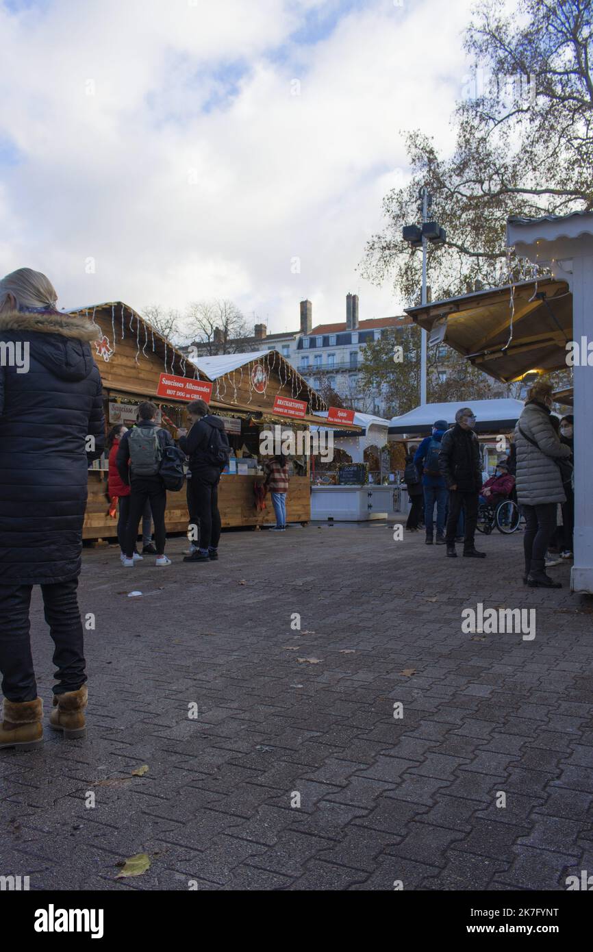 ©Maryne Djouri / Le Pictorium/MAXPPP - Maryne Djouri / Le Pictorium - 9/12/2021 - Frankreich / Rhone Alpes / Lyon - Le marche de Noel de Lyon etait ouvert ce Jeudi, le Soleil etait au Rendez-vous. Für den Mieter, Pass sanitaire obligatoire a l'entree du Marche et Masque obligatoire a l'Interieur. / 9/12/2021 - Frankreich / Rhone Alpes / Lyon - der Weihnachtsmarkt von Lyon war an diesem Donnerstag geöffnet, die Sonne war da. Um einzusteigen, ist der Sanitäranpass am Markteingang obligatorisch und die Maske ist innen obligatorisch. Stockfoto