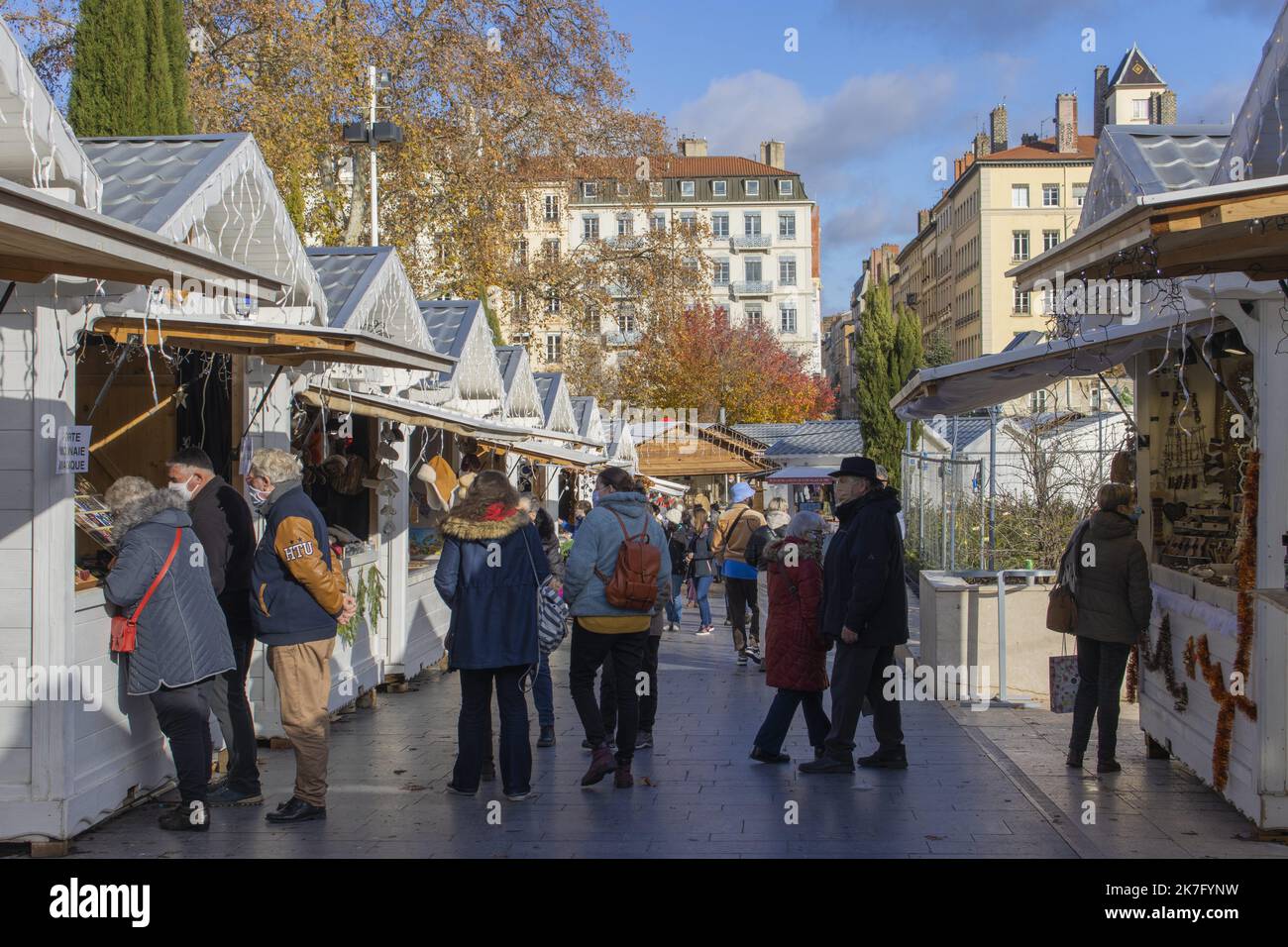 ©Maryne Djouri / Le Pictorium/MAXPPP - Maryne Djouri / Le Pictorium - 9/12/2021 - Frankreich / Rhone Alpes / Lyon - Le marche de Noel de Lyon etait ouvert ce Jeudi, le Soleil etait au Rendez-vous. Für den Mieter, Pass sanitaire obligatoire a l'entree du Marche et Masque obligatoire a l'Interieur. / 9/12/2021 - Frankreich / Rhone Alpes / Lyon - der Weihnachtsmarkt von Lyon war an diesem Donnerstag geöffnet, die Sonne war da. Um einzusteigen, ist der Sanitäranpass am Markteingang obligatorisch und die Maske ist innen obligatorisch. Stockfoto