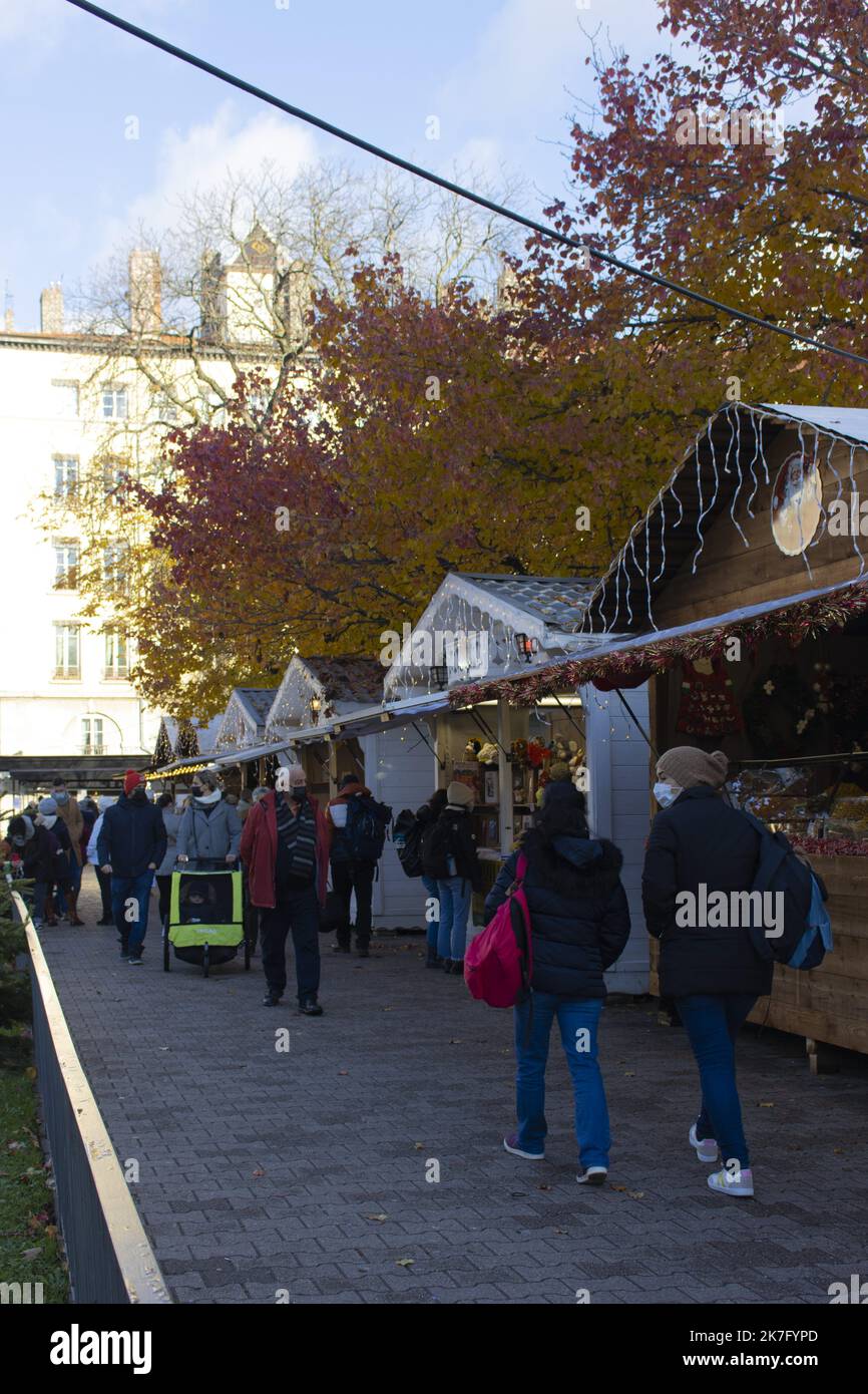 ©Maryne Djouri / Le Pictorium/MAXPPP - Maryne Djouri / Le Pictorium - 9/12/2021 - Frankreich / Rhone Alpes / Lyon - Le marche de Noel de Lyon etait ouvert ce Jeudi, le Soleil etait au Rendez-vous. Für den Mieter, Pass sanitaire obligatoire a l'entree du Marche et Masque obligatoire a l'Interieur. / 9/12/2021 - Frankreich / Rhone Alpes / Lyon - der Weihnachtsmarkt von Lyon war an diesem Donnerstag geöffnet, die Sonne war da. Um einzusteigen, ist der Sanitäranpass am Markteingang obligatorisch und die Maske ist innen obligatorisch. Stockfoto