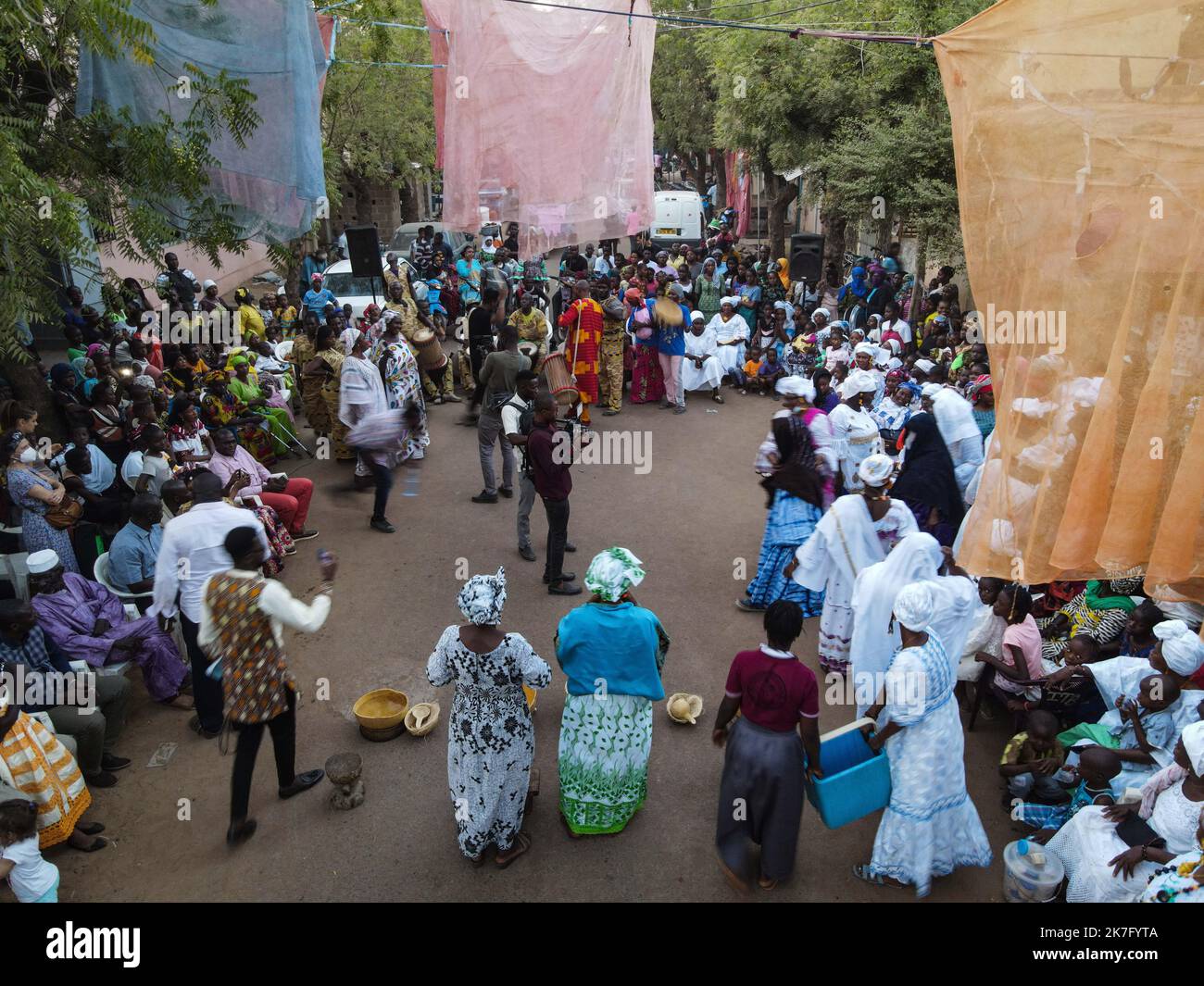 ©Nicolas Remene / Le Pictorium/MAXPPP - Nicolas Remene / Le Pictorium - 8/12/2021 - Mali / District de Bamako / Bamako - -Au Mali, Fabrique citoyenne d'un nouveau Theatre d'Art populaire - . Repräsentationen und Performances artistiques dans le quartier de Bamako Koura. le 8 Decembre 2021. / 8/12/2021 - Mali / Bezirk Bamako / Bamako - -in Mali, die Fabrik eines neuen Volkstheaters - . Aufführungen und künstlerische Darbietungen im Stadtteil Bamako Koura. 8. Dezember 2021. Stockfoto