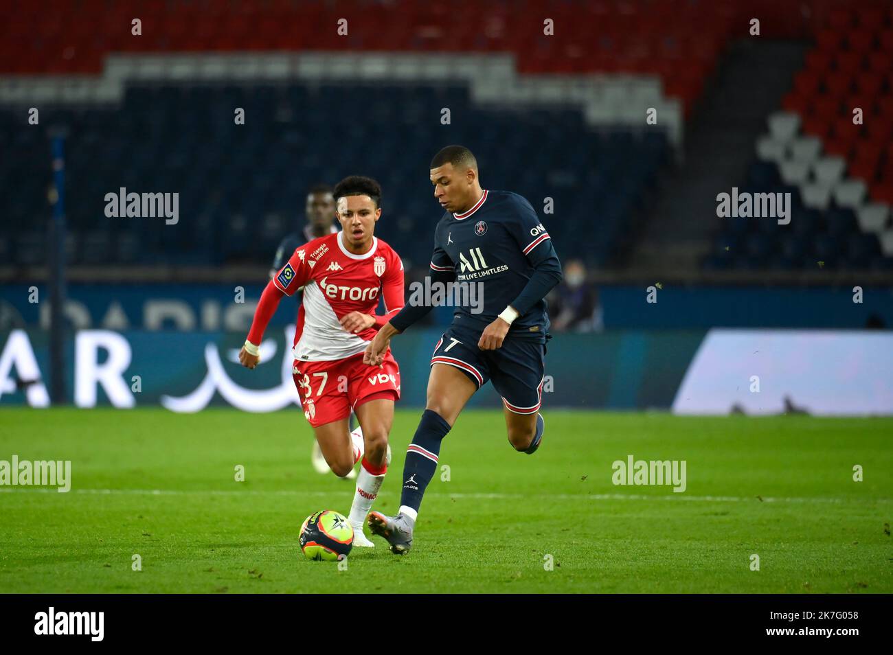 ©Julien Mattia / Le Pictorium/MAXPPP - Julien Mattia / Le Pictorium - 12/12/2021 - Frankreich / Ile-de-France / Paris - PARIS SAINT-GERMAIN - AS MONACO (Ligue 1 - J18) Kylian Mbappe lors du match le PSG contre l'as Monaco au Parc des Princes, le 12 December 2021. / 12/12/2021 - Frankreich / Ile-de-France (Region) / Paris - PARIS SAINT-GERMAIN - AS MONACO (League 1 - D18) Kylian Mbappe während des Spiels PSG gegen AS Monaco im Parc des Princes, 12. Dezember 2021. Stockfoto