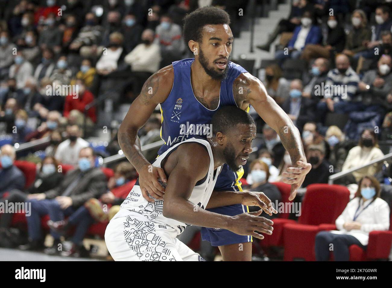 ©NICOLAS GOISQUE/MAXPPP - 14-12-2021-20h30, Palais des Sports Jean-Michel Geoffroy, à dijon, Korb, Basket Ball, Basketball Champions League, 5ème journée, jda dijon basket - lavrio mégabolt, la victoire pour le Petit david holston Face au Grand terrance ferguson dec 14. 2021 Basketball Champions League, dijon - lavrio Stockfoto