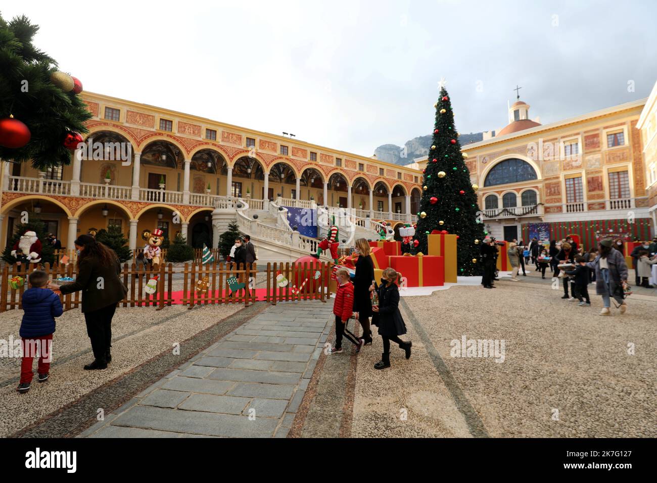 ©PHOTOPQR/NICE MATIN/Jean François Ottonello ; Menton ; 15/12/2021 ; OTTONELLO JEAN-FRANCOIS - mardi 14 septembre 2021 à Monaco - Arbre de Noël du palais princier pour les enfants monégasques âgés de 5 à 12 ans dans la cour d'honneur palais princier avec le Prince hérédella Jacques, la princesse Gabriitaire, la princesse stéphanie et ses enfants Louis Ducruet et Camille Gottlieb - an diesem Mittwoch, dem 15. Dezember, veranstaltet der Fürstenpalast von Monaco seinen traditionellen Weihnachtsbaum, zu dem monegassische Kinder eingeladen sind. Stockfoto