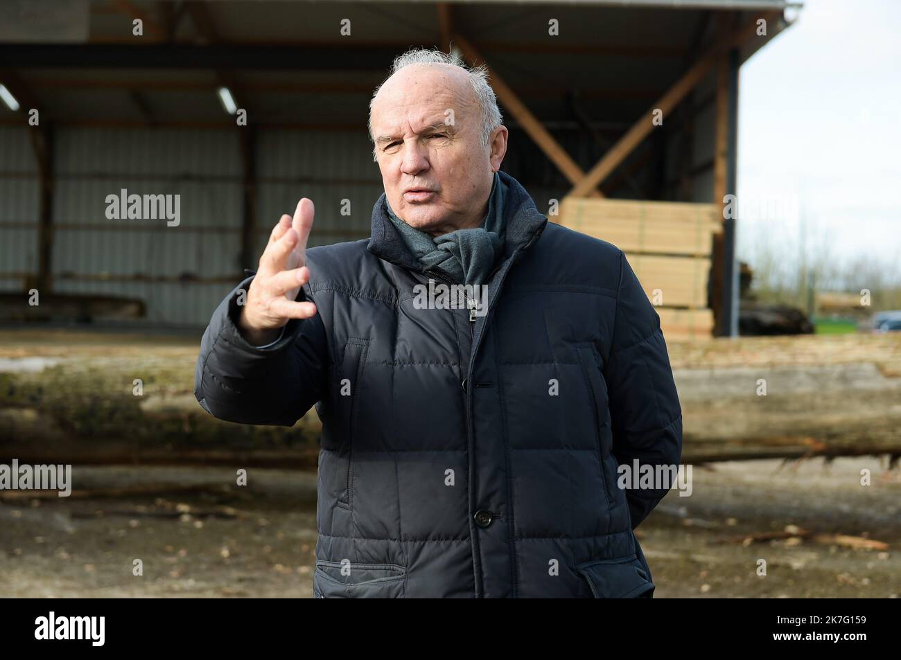 ©PHOTOPQR/OUEST FRANCE/Mathieu Pattier / Ouest France ; Rennes ; 16/12/2021 ; CE jeudi matin à la 'scierie des géants' à Craon en Mayenne, le chantier de coupé d'une Partie des troncs des Chênes qui servivert pour la rénovation de la cathédrale Notre Dame de Paris , a débuté . Le général Jean Louis Georgelin, nommé responsable des travaux de rénovation de la cathédrale par Emmanuel-Macron, était présent ainsi que des membres de l'ONF Stockfoto