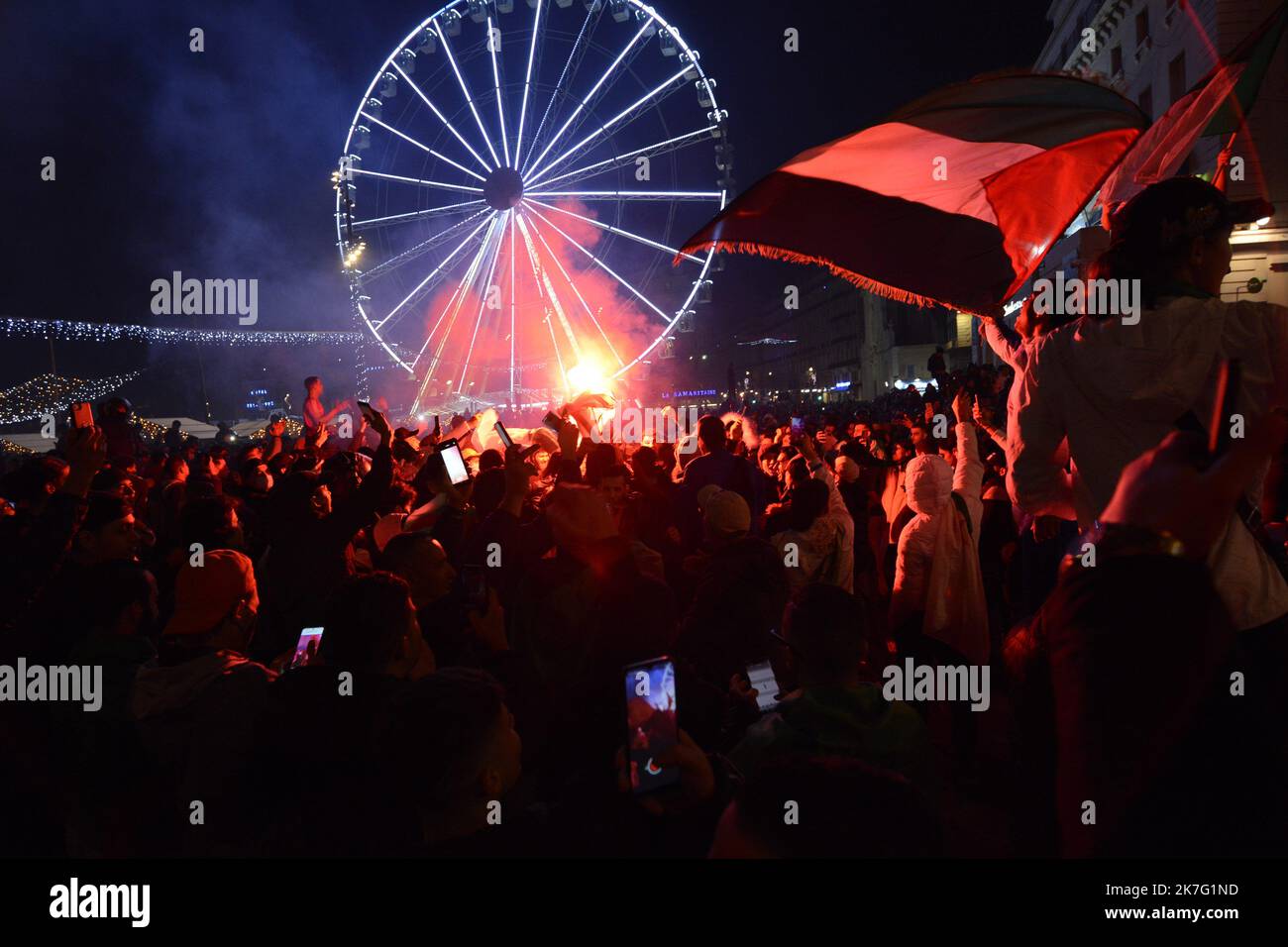 â©PHOTOPQR/LA PROVENCE/FRANCK PENNANT ; Marseille ; 18/12/2021 ; Ambiance dans les rues de Marseille apres la victoire de l' equipe nationale d' Algerie contre celle de Tunisie , en Coupe Arabe de Football - dez 18. 2021. Atmosphäre in Marseille, Frankreich beim Finale des FIFA Arab Cup zwischen Tunesien und Algerien feiern algerische Anhänger Stockfoto