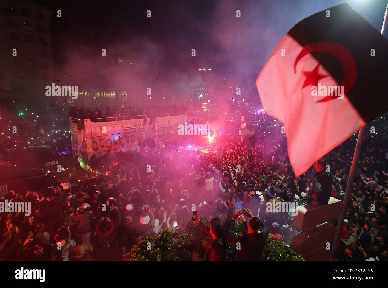 ©Biltel Bensalem / APP/MAXPPP - Les Algériens accueillent le retour de l'équipe nationale algérienne de Football a Alger, en Algérie, le 19 décembre. L'équipe nationale Algérienne a battu la Tunisie 2-0 à Doha, au Qatar, l'Algérie a remporté la Coupe arabe de la FIFA. Die algerische Fußballnationalmannschaft feiert am 19. Dezember 2021 mit ihren Anhängern in Algier einen Tag nach dem Sieg beim Arabischen Cup 2021 in einem Bus. - Algerien gewann am 18. Dezember den Arabischen Pokal, indem es Tunesien nach mehr Zeit in Katar mit 2-0 besiegte. Stockfoto