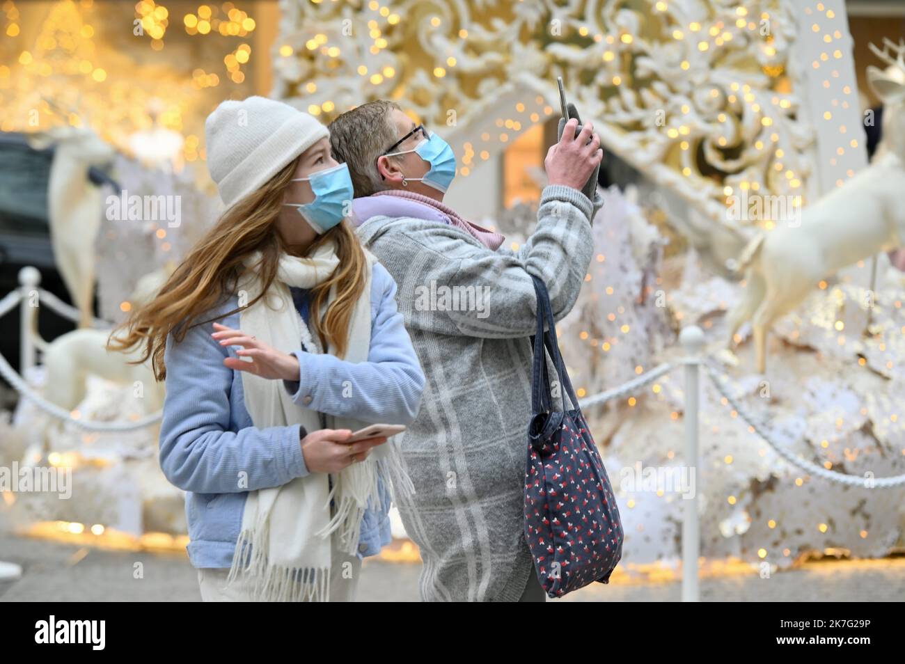 ©Julien Mattia / Le Pictorium/MAXPPP - Julien Mattia / Le Pictorium - 20/12/2021 - Frankreich / Ile-de-France / Paris - des passants se prennent en photos devant des decorations de Noel, alors que la 5eme vague de covid-19 frappe la France a Paris, le 20 Decembre 2021 / 20/12/2021 - Frankreich / Ile-de-France (Region) / Paris - Passanten fotografieren vor Weihnachtsdekorationen, während die Welle des Covid-19 von 5. Frankreich am 20. Dezember 2021 trifft Stockfoto