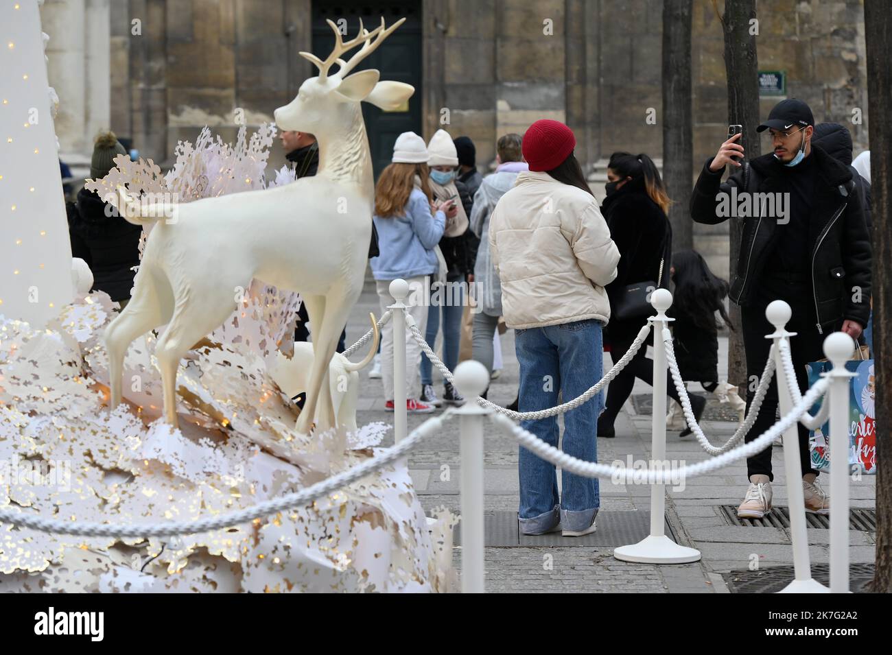 ©Julien Mattia / Le Pictorium/MAXPPP - Julien Mattia / Le Pictorium - 20/12/2021 - Frankreich / Ile-de-France / Paris - des passants se prennent en photos devant des decorations de Noel, alors que la 5eme vague de covid-19 frappe la France a Paris, le 20 Decembre 2021 / 20/12/2021 - Frankreich / Ile-de-France (Region) / Paris - Passanten fotografieren vor Weihnachtsdekorationen, während die Welle des Covid-19 von 5. Frankreich am 20. Dezember 2021 trifft Stockfoto