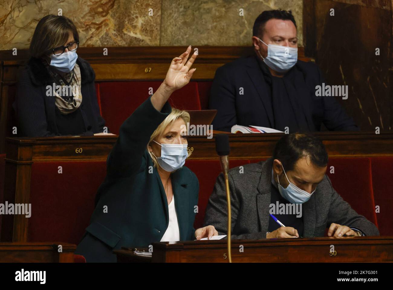 ©PHOTOPQR/LE PARISIEN/olivier corsan ; Paris ; 05/01/2022 ; Assemblée Nationale, Paris, Frankreich, den 5. Januar 2022. Débat sur le Pass ou passe Vaccinal Marine Le Pen, députée RN LFI du Pas de Calais - hitzige Debatte über den Impfpass in Frankreich, nachdem der Präsident sagte, er wolle die ungeimpften Franzosen „abpissen“. Stockfoto