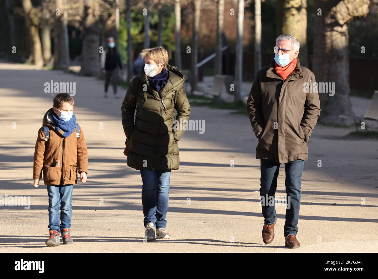 ©PHOTOPQR/LE PARISIEN/LP / ARNAUD JOURNOIS ; PARIS ; 06/01/2022 ; COVID-19 , UN COUPLE ET UN ENFANT PORTANT UN MASQUE AU JARDIN DES PLANTES A PARIS A PARIS - PARIS , FRANCE , JAN 6TH 2022 . Covid-19 und Winter in Paris Stockfoto