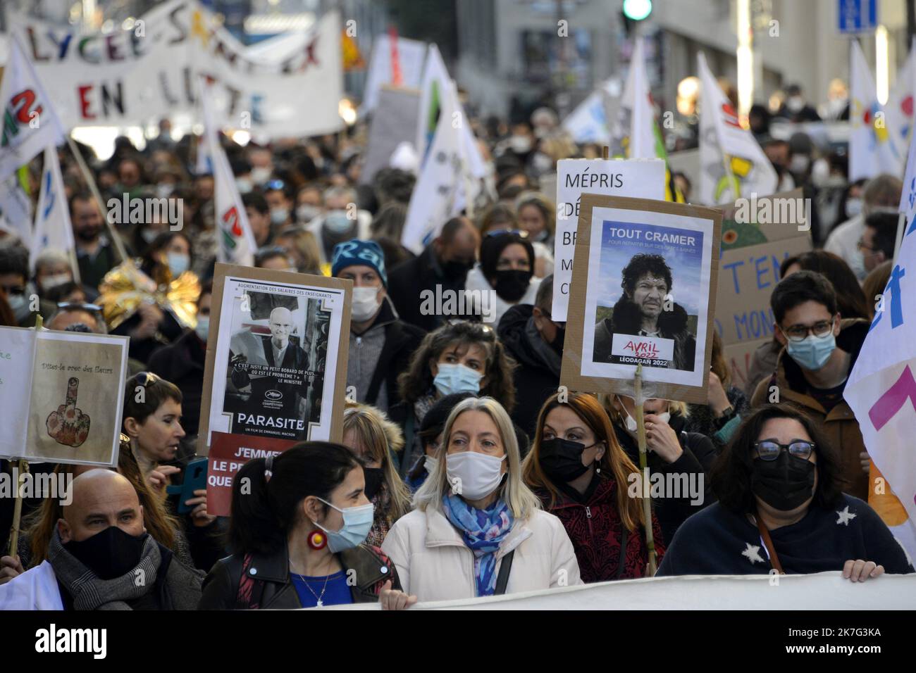 â©PHOTOPQR/LA PROVENCE/FRANCK PENNANT ; Marseille ; 13/01/2022 ; Manifestation dans les rues de Marseille des enseignants pour dÃ©noncer les mesures sanitaires et la multiplication des protocoles MIS en place dans les Ã©coles Frankreich , jan 13. 2022 . Ein massiver Streik von Lehrern gegen den Bildungsminister Jean-Michel-Blanquer und die Protokolle. Diese Bewegung gegen die Gesundheitspolitik zielt auch auf die Mitteilung des Ministers ab, die als unleserlich angesehen wird. Stockfoto