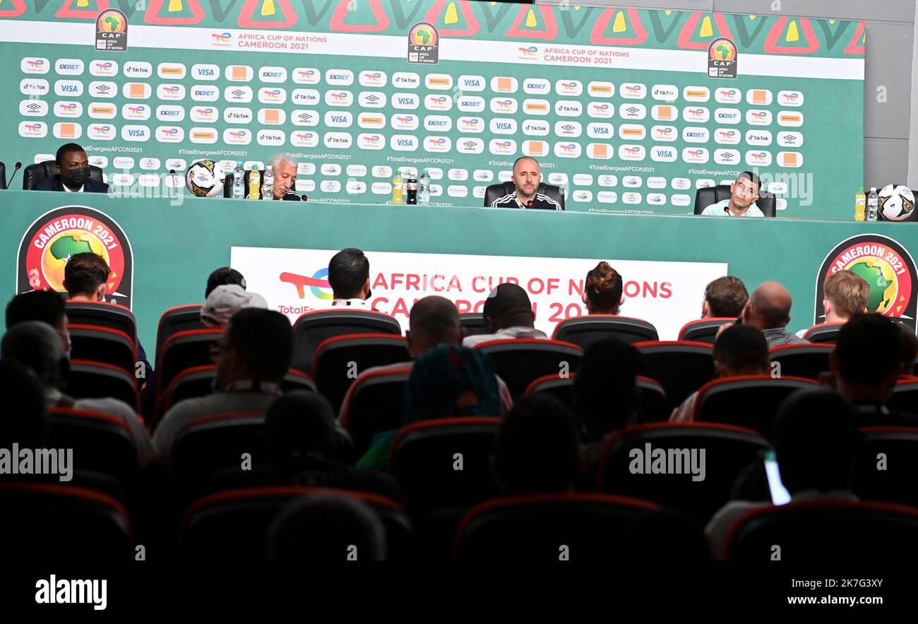 ©ANIS / APP/MAXPPP - L'entraîneur algérien Djamel Belmadi assiste à une conférence de Presse au stade Japoma de Douala le 15. Januar 2022 à la veille du match de Football de la Coupe d'Afrique des Nations (CAN) 2021 entre l'Algérie Et la Guinée équatoriale - algerische Fußballnationalmannschaft während einer Pressekonferenz Stockfoto