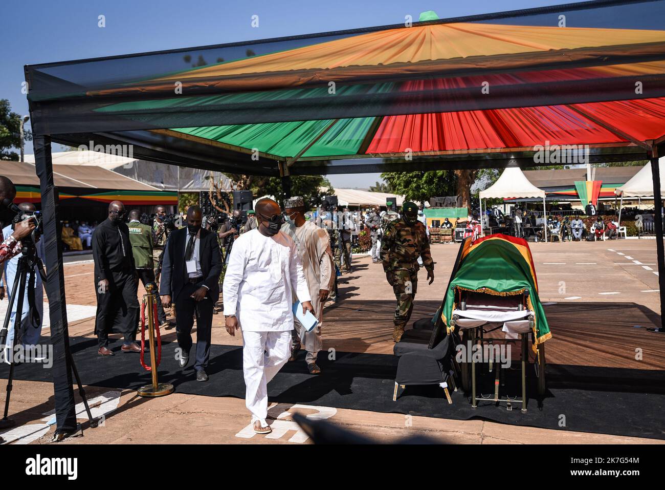 ©Nicolas Remene / Le Pictorium/MAXPPP - Nicolas Remene / Le Pictorium - 21/01/2022 - Mali / District de Bamako / Bamako - Bouba Keita, fils du de l'ancien President lors des obseques nationales d'Ibrahim Boubacar Keita au Genie Militaire (Base A) de Bamako le venderdi 21 janvier 2022.. L'ancien Präsident malien Ibrahim Boubacar Keita est decede dimanche 16 janvier a l'age de 76 ans, un an et demi apres avoir ete renverse par les militaires. / 21/01/2022 - Mali / Bezirk Bamako / Bamako - Bouba Keita, Sohn des ehemaligen Präsidenten während der nationalen Beerdigung von Ibrahim Boubacar Keita in der Mili Stockfoto