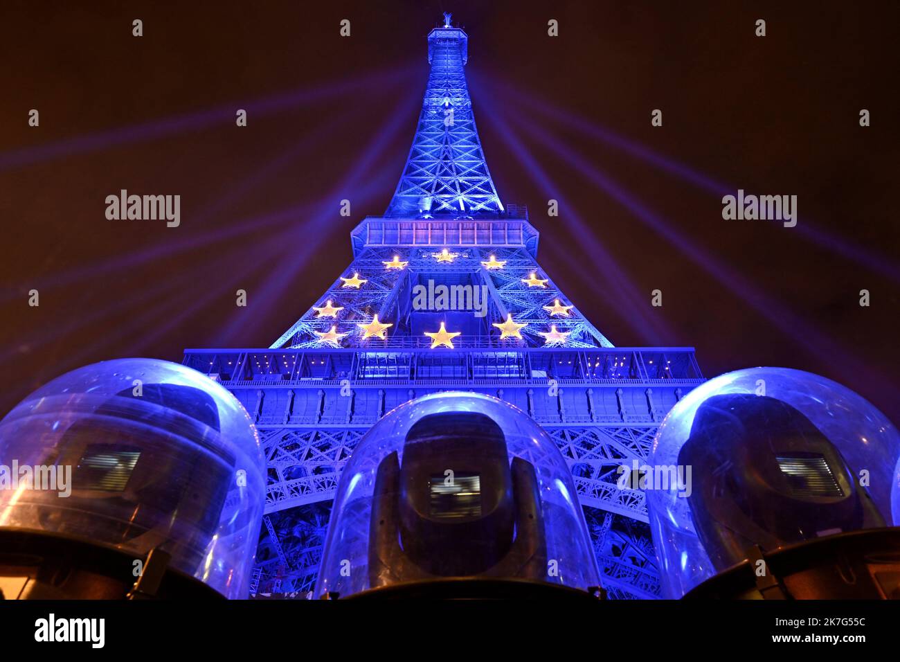 ©PHOTOPQR/L'EST REPUBLICAIN/ALEXANDRE MARCHI ; PARIS ; 20/01/2022 ; SOCIETE - POLITIQUE - PRESIDENCE DU CONSEIL DE L'UNION EUROPENNE - FRANKREICH - EUROPA - BLEU - ETOILE - ETOILES - TOUR EIFFEL - PATRIMOINE - PROJECTEURS. Paris 20. Januar 2022. La Tour Eiffel illuminée en bleu, la couleur de l'Europe, jusqu'à la fin du mois de Janvier. Depuis le 1er janvier 2022, la France prend la tête du Conseil de l'Union Européenne pour une durée de 6 mois. FOTO Alexandre MARCHI. - Der Eiffelturm, der bis Ende Januar in blau, der Farbe Europas, beleuchtet wird. Seit dem 1. Januar 2022 hat Frankreich die Stockfoto