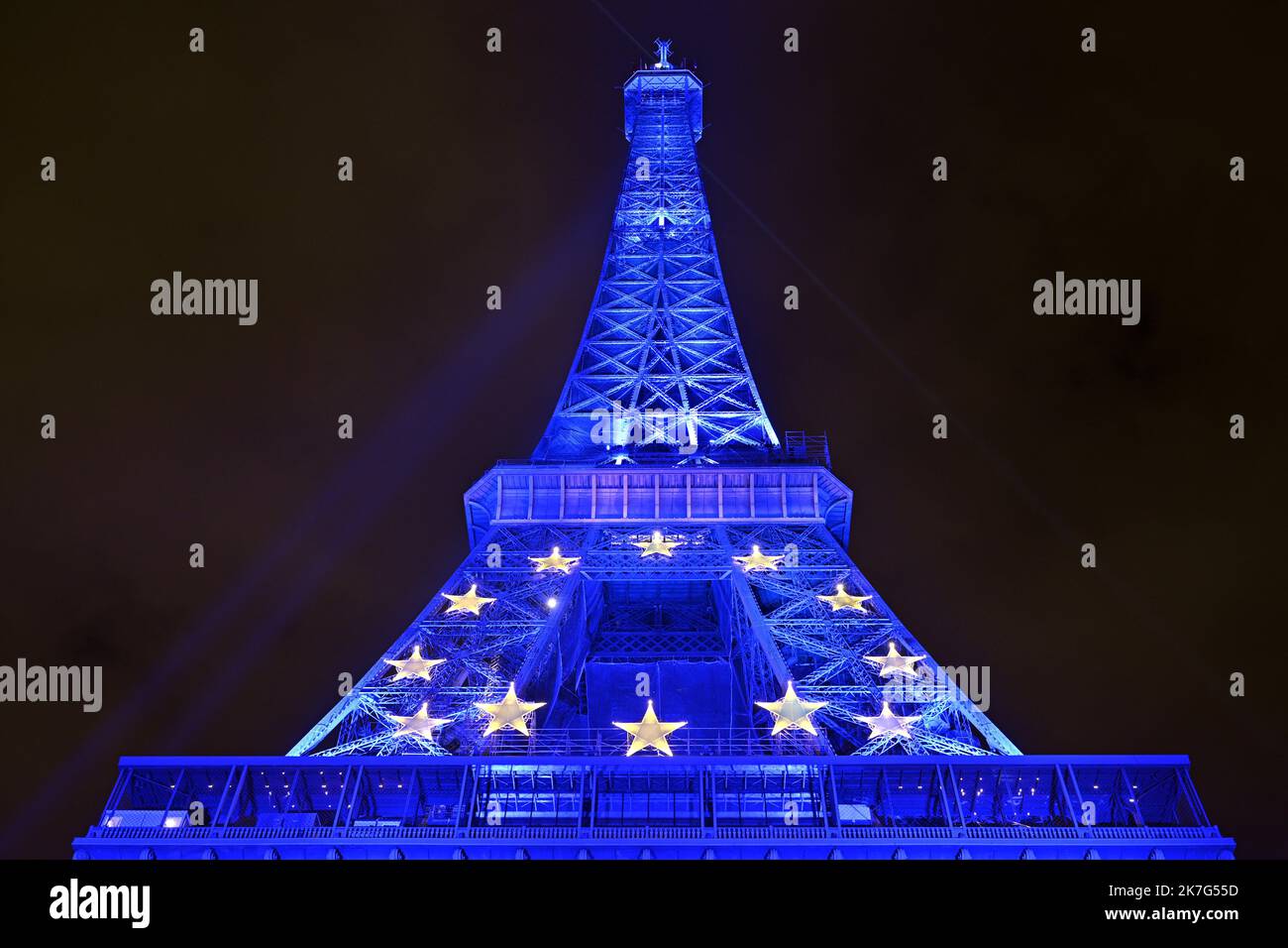 ©PHOTOPQR/L'EST REPUBLICAIN/ALEXANDRE MARCHI ; PARIS ; 20/01/2022 ; SOCIETE - POLITIQUE - PRESIDENCE DU CONSEIL DE L'UNION EUROPENNE - FRANKREICH - EUROPA - BLEU - ETOILE - ETOILES - TOUR EIFFEL - PATRIMOINE. Paris 20. Januar 2022. La Tour Eiffel illuminée en bleu, la couleur de l'Europe, jusqu'à la fin du mois de Janvier. Depuis le 1er janvier 2022, la France prend la tête du Conseil de l'Union Européenne pour une durée de 6 mois. FOTO Alexandre MARCHI. - Der Eiffelturm, der bis Ende Januar in blau, der Farbe Europas, beleuchtet wird. Seit dem 1. Januar 2022 hat Frankreich die Führung der übernommen Stockfoto