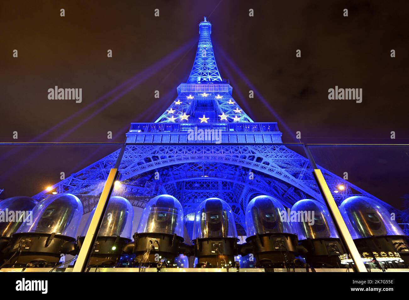 ©PHOTOPQR/L'EST REPUBLICAIN/ALEXANDRE MARCHI ; PARIS ; 20/01/2022 ; SOCIETE - POLITIQUE - PRESIDENCE DU CONSEIL DE L'UNION EUROPENNE - FRANKREICH - EUROPA - BLEU - ETOILE - ETOILES - TOUR EIFFEL - PATRIMOINE - PROJECTEURS. Paris 20. Januar 2022. La Tour Eiffel illuminée en bleu, la couleur de l'Europe, jusqu'à la fin du mois de Janvier. Depuis le 1er janvier 2022, la France prend la tête du Conseil de l'Union Européenne pour une durée de 6 mois. FOTO Alexandre MARCHI. - Der Eiffelturm, der bis Ende Januar in blau, der Farbe Europas, beleuchtet wird. Seit dem 1. Januar 2022 hat Frankreich die Stockfoto
