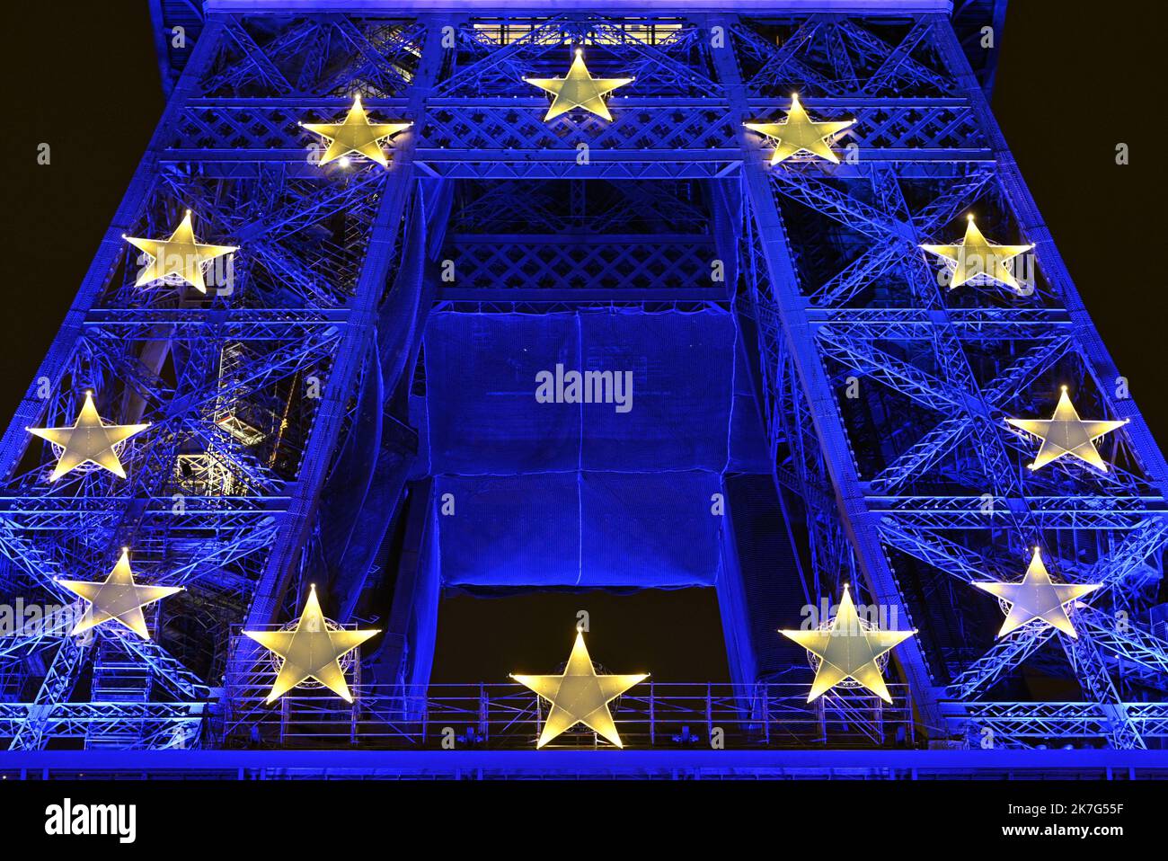 ©PHOTOPQR/L'EST REPUBLICAIN/ALEXANDRE MARCHI ; PARIS ; 20/01/2022 ; SOCIETE - POLITIQUE - PRESIDENCE DU CONSEIL DE L'UNION EUROPENNE - FRANKREICH - EUROPA - BLEU - ETOILE - ETOILES - TOUR EIFFEL - PATRIMOINE. Paris 20. Januar 2022. La Tour Eiffel illuminée en bleu, la couleur de l'Europe, jusqu'à la fin du mois de Janvier. Depuis le 1er janvier 2022, la France prend la tête du Conseil de l'Union Européenne pour une durée de 6 mois. FOTO Alexandre MARCHI. - Der Eiffelturm, der bis Ende Januar in blau, der Farbe Europas, beleuchtet wird. Seit dem 1. Januar 2022 hat Frankreich die Führung der übernommen Stockfoto