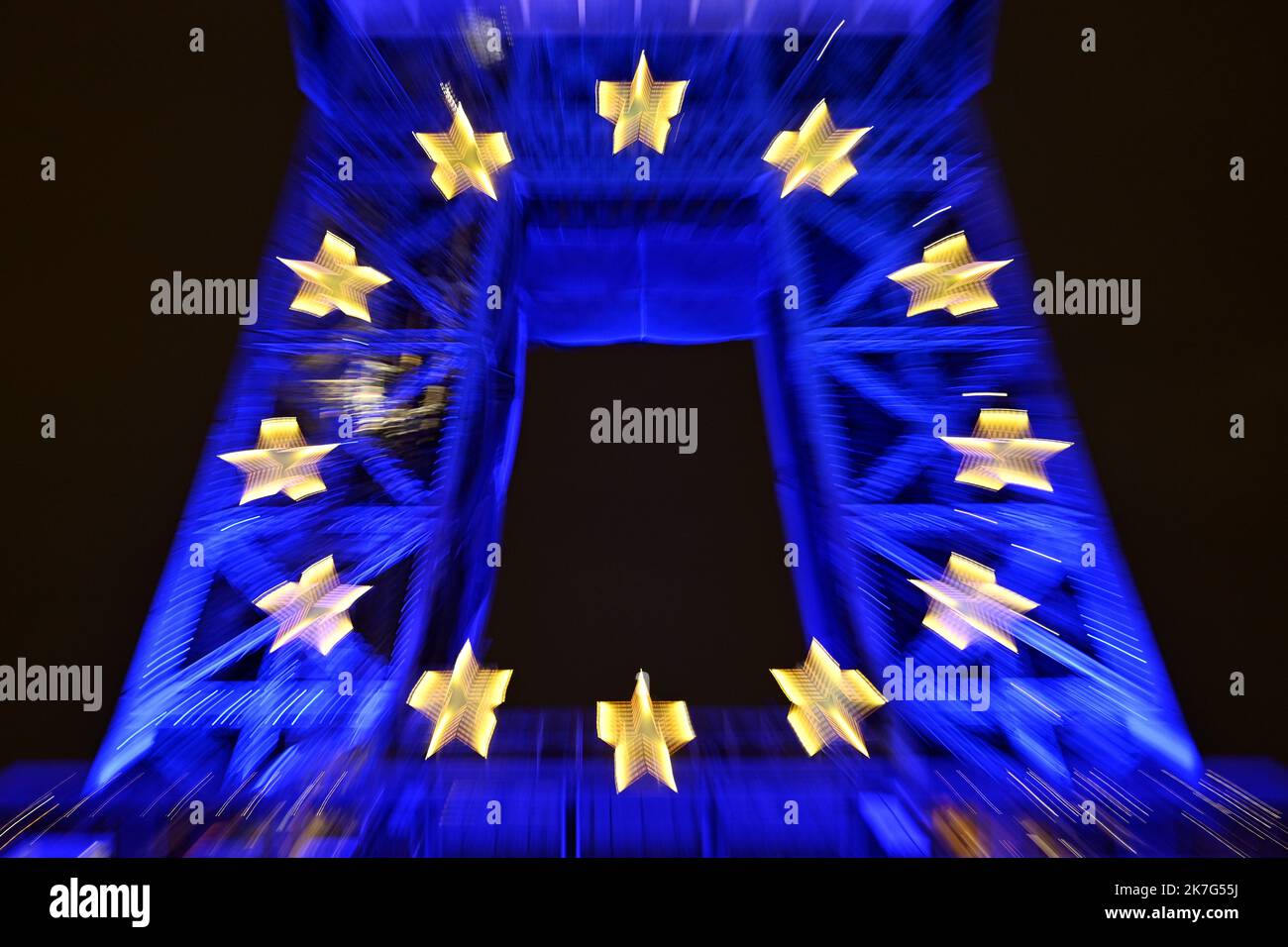 ©PHOTOPQR/L'EST REPUBLICAIN/ALEXANDRE MARCHI ; PARIS ; 20/01/2022 ; SOCIETE - POLITIQUE - PRESIDENCE DU CONSEIL DE L'UNION EUROPENNE - FRANKREICH - EUROPA - BLEU - ETOILE - ETOILES - TOUR EIFFEL - PATRIMOINE. Paris 20. Januar 2022. La Tour Eiffel illuminée en bleu, la couleur de l'Europe, jusqu'à la fin du mois de Janvier. Depuis le 1er janvier 2022, la France prend la tête du Conseil de l'Union Européenne pour une durée de 6 mois. FOTO Alexandre MARCHI. - Der Eiffelturm, der bis Ende Januar in blau, der Farbe Europas, beleuchtet wird. Seit dem 1. Januar 2022 hat Frankreich die Führung der übernommen Stockfoto
