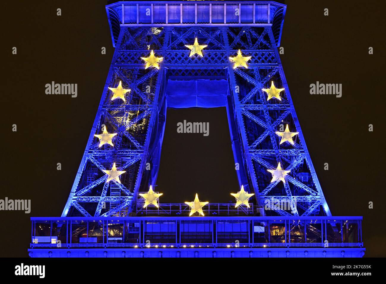©PHOTOPQR/L'EST REPUBLICAIN/ALEXANDRE MARCHI ; PARIS ; 20/01/2022 ; SOCIETE - POLITIQUE - PRESIDENCE DU CONSEIL DE L'UNION EUROPENNE - FRANKREICH - EUROPA - BLEU - ETOILE - ETOILES - TOUR EIFFEL - PATRIMOINE. Paris 20. Januar 2022. La Tour Eiffel illuminée en bleu, la couleur de l'Europe, jusqu'à la fin du mois de Janvier. Depuis le 1er janvier 2022, la France prend la tête du Conseil de l'Union Européenne pour une durée de 6 mois. FOTO Alexandre MARCHI. - Der Eiffelturm, der bis Ende Januar in blau, der Farbe Europas, beleuchtet wird. Seit dem 1. Januar 2022 hat Frankreich die Führung der übernommen Stockfoto