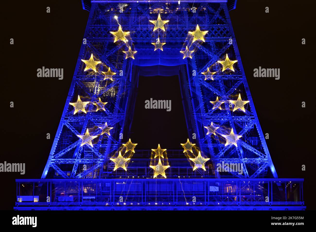 ©PHOTOPQR/L'EST REPUBLICAIN/ALEXANDRE MARCHI ; PARIS ; 20/01/2022 ; SOCIETE - POLITIQUE - PRESIDENCE DU CONSEIL DE L'UNION EUROPENNE - FRANKREICH - EUROPA - BLEU - ETOILE - ETOILES - TOUR EIFFEL - PATRIMOINE. Paris 20. Januar 2022. La Tour Eiffel illuminée en bleu, la couleur de l'Europe, jusqu'à la fin du mois de Janvier. Depuis le 1er janvier 2022, la France prend la tête du Conseil de l'Union Européenne pour une durée de 6 mois. FOTO Alexandre MARCHI. - Der Eiffelturm, der bis Ende Januar in blau, der Farbe Europas, beleuchtet wird. Seit dem 1. Januar 2022 hat Frankreich die Führung der übernommen Stockfoto