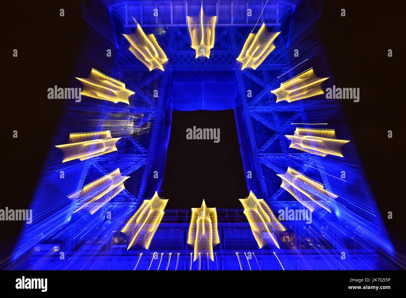 ©PHOTOPQR/L'EST REPUBLICAIN/ALEXANDRE MARCHI ; PARIS ; 20/01/2022 ; SOCIETE - POLITIQUE - PRESIDENCE DU CONSEIL DE L'UNION EUROPENNE - FRANKREICH - EUROPA - BLEU - ETOILE - ETOILES - TOUR EIFFEL - PATRIMOINE. Paris 20. Januar 2022. La Tour Eiffel illuminée en bleu, la couleur de l'Europe, jusqu'à la fin du mois de Janvier. Depuis le 1er janvier 2022, la France prend la tête du Conseil de l'Union Européenne pour une durée de 6 mois. FOTO Alexandre MARCHI. - Der Eiffelturm, der bis Ende Januar in blau, der Farbe Europas, beleuchtet wird. Seit dem 1. Januar 2022 hat Frankreich die Führung der übernommen Stockfoto