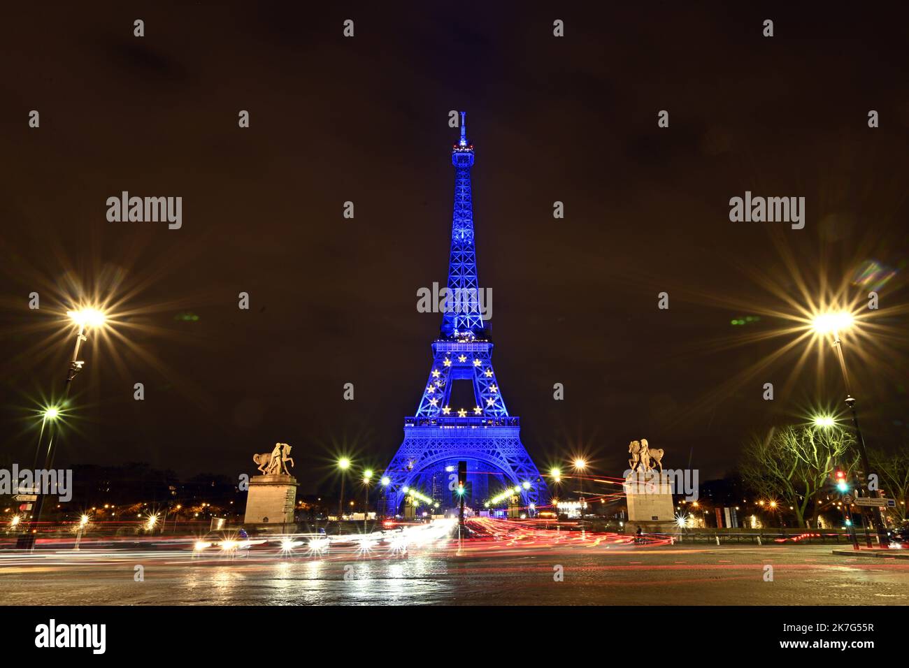 ©PHOTOPQR/L'EST REPUBLICAIN/ALEXANDRE MARCHI ; PARIS ; 20/01/2022 ; SOCIETE - POLITIQUE - PRESIDENCE DU CONSEIL DE L'UNION EUROPENNE - FRANKREICH - EUROPA - BLEU - ETOILE - ETOILES - TOUR EIFFEL - PATRIMOINE. Paris 20. Januar 2022. La Tour Eiffel illuminée en bleu, la couleur de l'Europe, jusqu'à la fin du mois de Janvier. Depuis le 1er janvier 2022, la France prend la tête du Conseil de l'Union Européenne pour une durée de 6 mois. FOTO Alexandre MARCHI. - Der Eiffelturm, der bis Ende Januar in blau, der Farbe Europas, beleuchtet wird. Seit dem 1. Januar 2022 hat Frankreich die Führung der übernommen Stockfoto