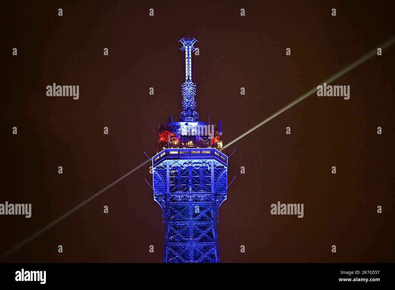 ©PHOTOPQR/L'EST REPUBLICAIN/ALEXANDRE MARCHI ; PARIS ; 20/01/2022 ; SOCIETE - POLITIQUE - PRESIDENCE DU CONSEIL DE L'UNION EUROPENNE - FRANKREICH - EUROPA - BLEU - TOUR EIFFEL - PATRIMOINE. Paris 20. Januar 2022. La Tour Eiffel illuminée en bleu, la couleur de l'Europe, jusqu'à la fin du mois de Janvier. Depuis le 1er janvier 2022, la France prend la tête du Conseil de l'Union Européenne pour une durée de 6 mois. FOTO Alexandre MARCHI. - Der Eiffelturm, der bis Ende Januar in blau, der Farbe Europas, beleuchtet wird. Seit dem 1. Januar 2022 hat Frankreich die Führung des Rats für den EUR übernommen Stockfoto