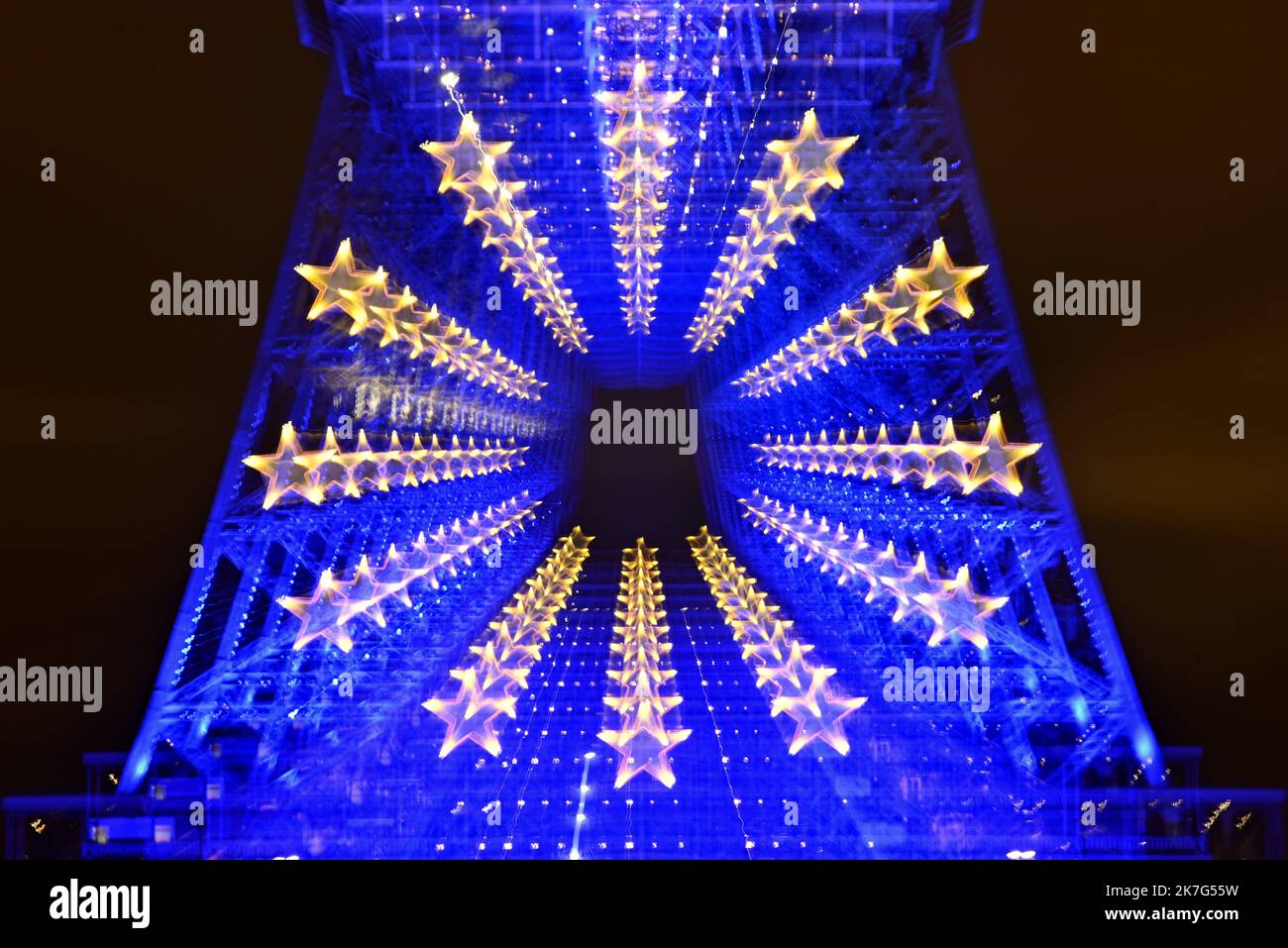 ©PHOTOPQR/L'EST REPUBLICAIN/ALEXANDRE MARCHI ; PARIS ; 20/01/2022 ; SOCIETE - POLITIQUE - PRESIDENCE DU CONSEIL DE L'UNION EUROPENNE - FRANKREICH - EUROPA - BLEU - ETOILE - ETOILES - TOUR EIFFEL - PATRIMOINE. Paris 20. Januar 2022. La Tour Eiffel illuminée en bleu, la couleur de l'Europe, jusqu'à la fin du mois de Janvier. Depuis le 1er janvier 2022, la France prend la tête du Conseil de l'Union Européenne pour une durée de 6 mois. FOTO Alexandre MARCHI. - Der Eiffelturm, der bis Ende Januar in blau, der Farbe Europas, beleuchtet wird. Seit dem 1. Januar 2022 hat Frankreich die Führung der übernommen Stockfoto