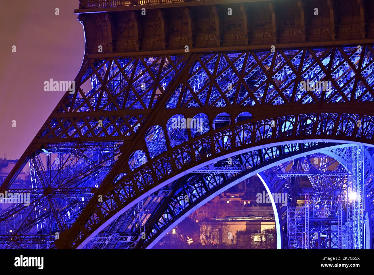 ©PHOTOPQR/L'EST REPUBLICAIN/ALEXANDRE MARCHI ; PARIS ; 20/01/2022 ; SOCIETE - POLITIQUE - PRESIDENCE DU CONSEIL DE L'UNION EUROPENNE - FRANKREICH - EUROPA - BLEU - TOUR EIFFEL - PATRIMOINE. Paris 20. Januar 2022. Détails de la Tour Eiffel illuminée en bleu, la couleur de l'Europe, jusqu'à la fin du mois de Janvier. Depuis le 1er janvier 2022, la France prend la tête du Conseil de l'Union Européenne pour une durée de 6 mois. FOTO Alexandre MARCHI. - Der Eiffelturm, der bis Ende Januar in blau, der Farbe Europas, beleuchtet wird. Seit dem 1. Januar 2022 hat Frankreich die Führung des Rates übernommen Stockfoto