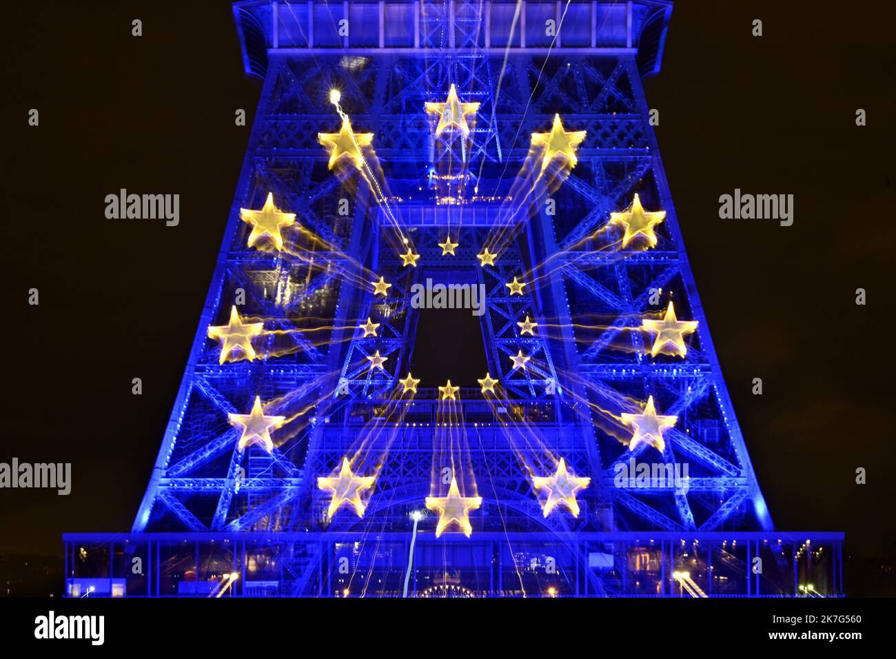 ©PHOTOPQR/L'EST REPUBLICAIN/ALEXANDRE MARCHI ; PARIS ; 20/01/2022 ; SOCIETE - POLITIQUE - PRESIDENCE DU CONSEIL DE L'UNION EUROPENNE - FRANKREICH - EUROPA - BLEU - ETOILE - ETOILES - TOUR EIFFEL - PATRIMOINE. Paris 20. Januar 2022. La Tour Eiffel illuminée en bleu, la couleur de l'Europe, jusqu'à la fin du mois de Janvier. Depuis le 1er janvier 2022, la France prend la tête du Conseil de l'Union Européenne pour une durée de 6 mois. FOTO Alexandre MARCHI. - Der Eiffelturm, der bis Ende Januar in blau, der Farbe Europas, beleuchtet wird. Seit dem 1. Januar 2022 hat Frankreich die Führung der übernommen Stockfoto