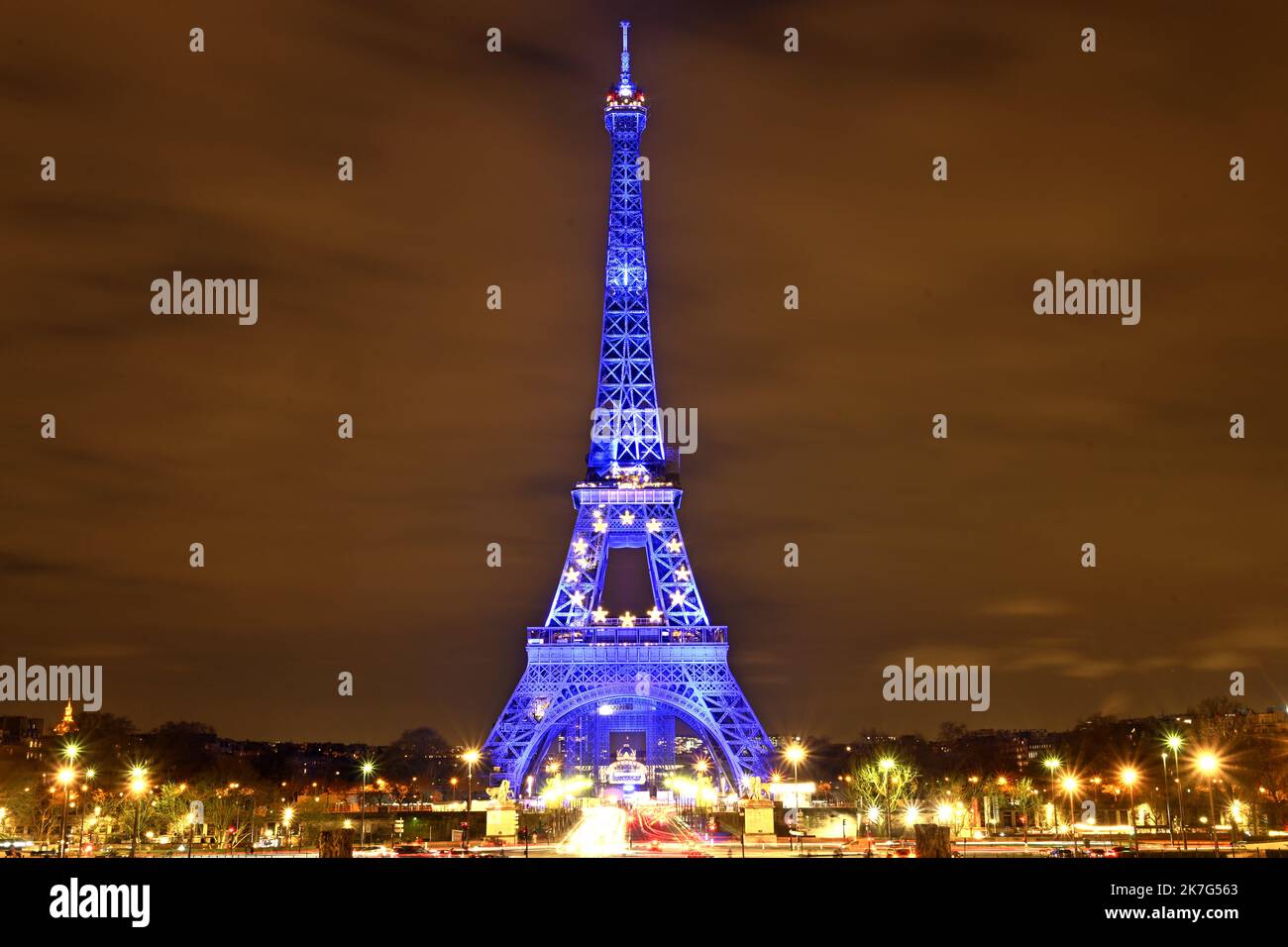 ©PHOTOPQR/L'EST REPUBLICAIN/ALEXANDRE MARCHI ; PARIS ; 20/01/2022 ; SOCIETE - POLITIQUE - PRESIDENCE DU CONSEIL DE L'UNION EUROPENNE - FRANKREICH - EUROPA - BLEU - ETOILE - ETOILES - TOUR EIFFEL - PATRIMOINE. Paris 20. Januar 2022. La Tour Eiffel illuminée en bleu, la couleur de l'Europe, jusqu'à la fin du mois de Janvier. Depuis le 1er janvier 2022, la France prend la tête du Conseil de l'Union Européenne pour une durée de 6 mois. FOTO Alexandre MARCHI. - Der Eiffelturm, der bis Ende Januar in blau, der Farbe Europas, beleuchtet wird. Seit dem 1. Januar 2022 hat Frankreich die Führung der übernommen Stockfoto