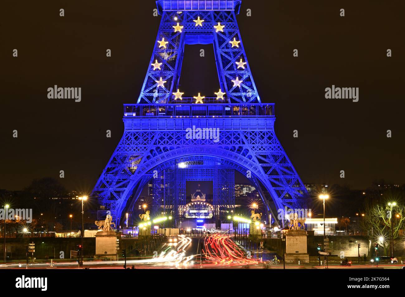 ©PHOTOPQR/L'EST REPUBLICAIN/ALEXANDRE MARCHI ; PARIS ; 20/01/2022 ; SOCIETE - POLITIQUE - PRESIDENCE DU CONSEIL DE L'UNION EUROPENNE - FRANKREICH - EUROPA - BLEU - ETOILE - ETOILES - TOUR EIFFEL - PATRIMOINE. Paris 20. Januar 2022. La Tour Eiffel illuminée en bleu, la couleur de l'Europe, jusqu'à la fin du mois de Janvier. Depuis le 1er janvier 2022, la France prend la tête du Conseil de l'Union Européenne pour une durée de 6 mois. FOTO Alexandre MARCHI. - Der Eiffelturm, der bis Ende Januar in blau, der Farbe Europas, beleuchtet wird. Seit dem 1. Januar 2022 hat Frankreich die Führung der übernommen Stockfoto