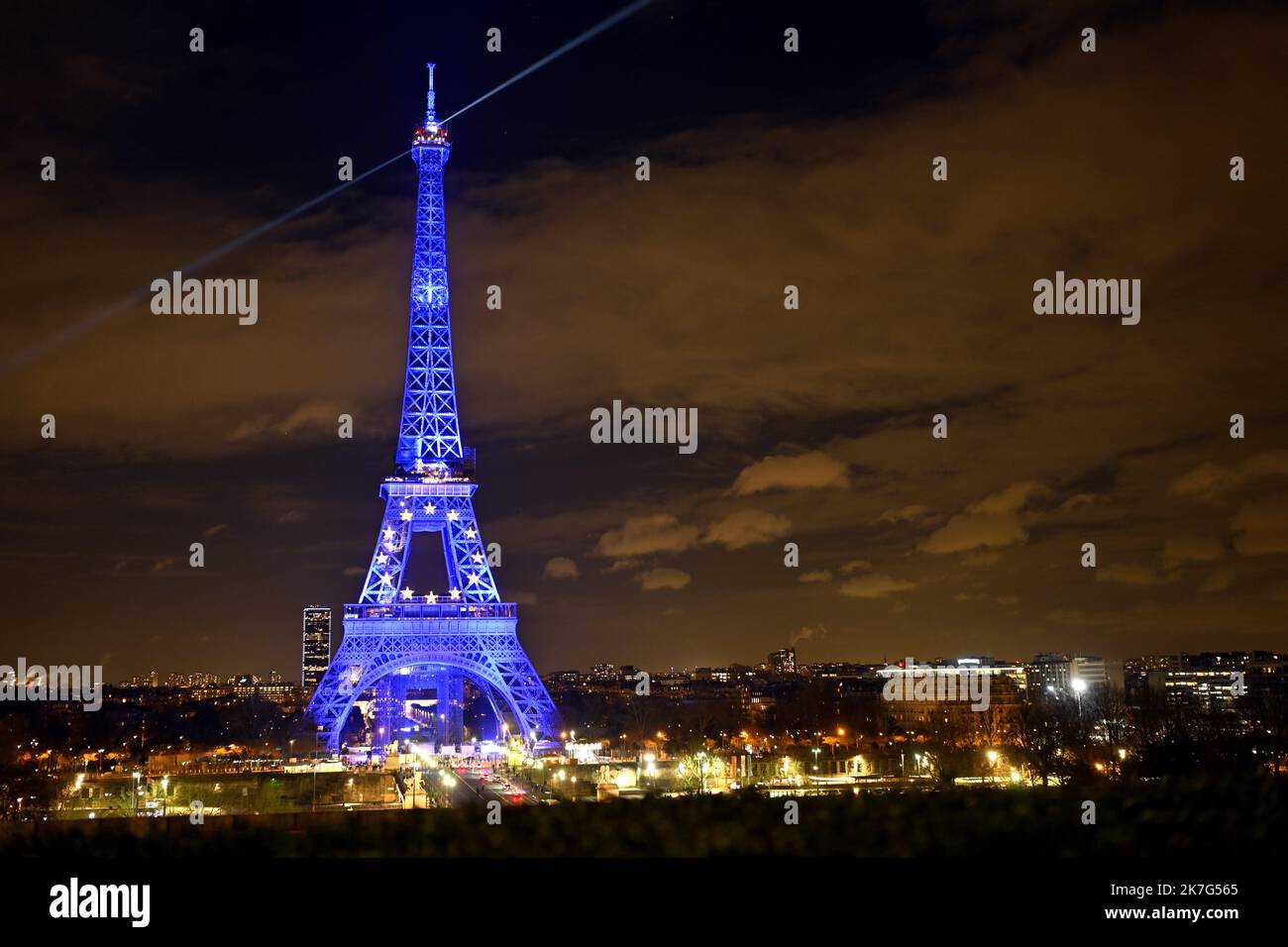 ©PHOTOPQR/L'EST REPUBLICAIN/ALEXANDRE MARCHI ; PARIS ; 20/01/2022 ; SOCIETE - POLITIQUE - PRESIDENCE DU CONSEIL DE L'UNION EUROPENNE - FRANKREICH - EUROPA - BLEU - ETOILE - ETOILES - TOUR EIFFEL - PATRIMOINE. Paris 20. Januar 2022. La Tour Eiffel illuminée en bleu, la couleur de l'Europe, jusqu'à la fin du mois de Janvier. Depuis le 1er janvier 2022, la France prend la tête du Conseil de l'Union Européenne pour une durée de 6 mois. FOTO Alexandre MARCHI. - Der Eiffelturm, der bis Ende Januar in blau, der Farbe Europas, beleuchtet wird. Seit dem 1. Januar 2022 hat Frankreich die Führung der übernommen Stockfoto